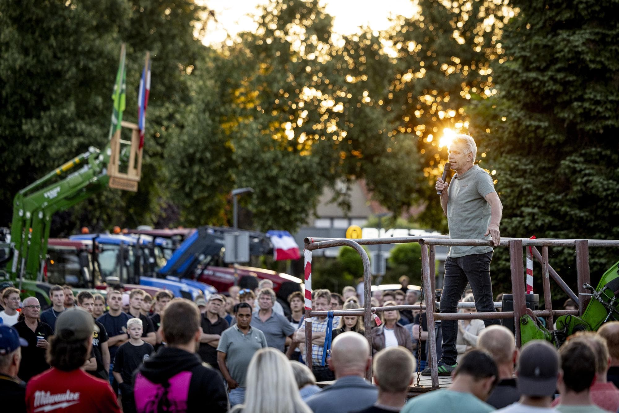 Boeren verzamelen bij het gemeentehuis van Borculo om een brief te overhandigen aan het college. De actievoerders willen op deze manier hun zorgen uiten over de aangekondigde stikstofregels van het kabinet. Foto: ANP