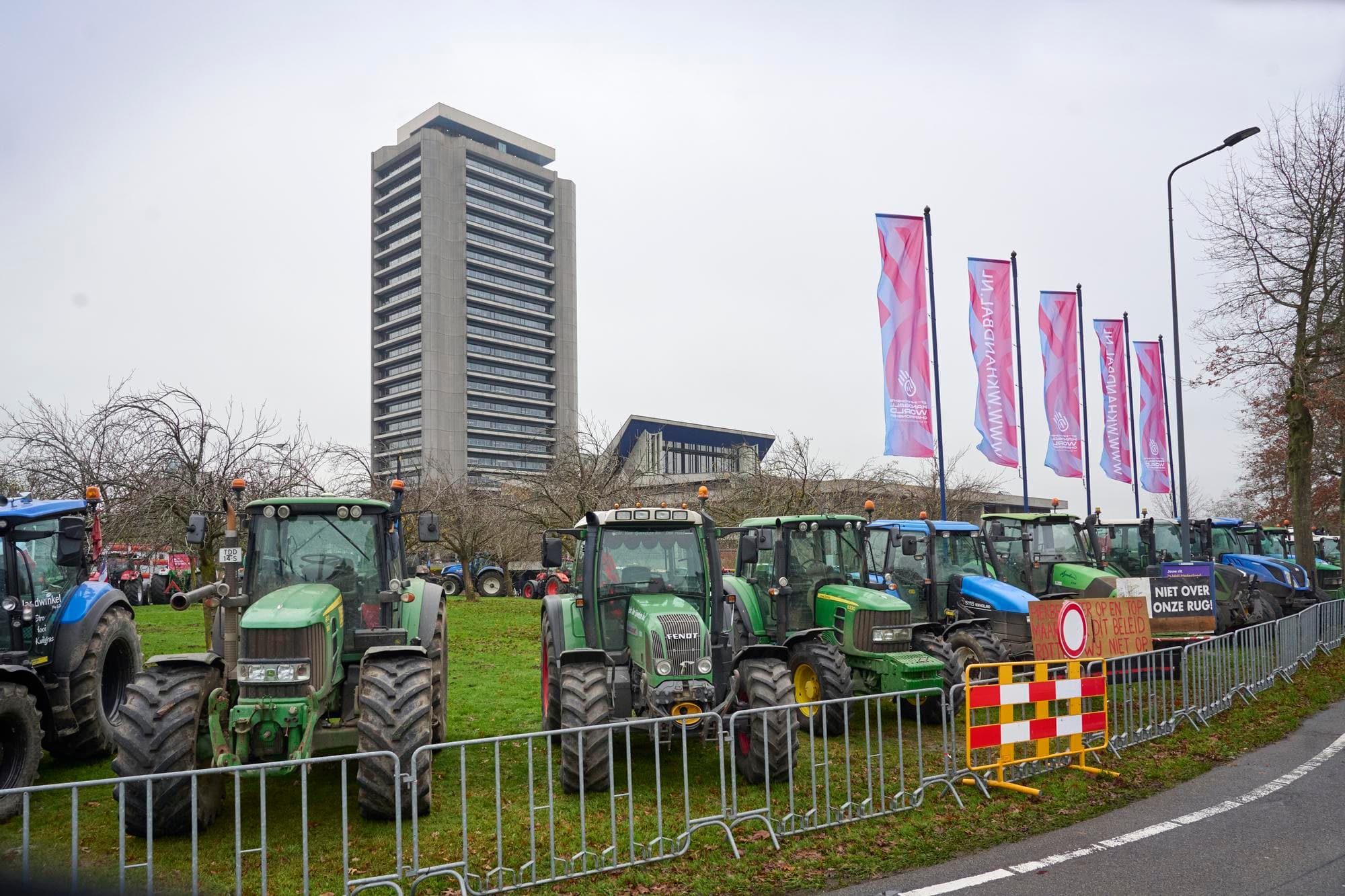 In november was er boerenprotest bij het provinciehuis in Noord-Brabant. De verwachting is dat het op 14 augustus weer druk zal worden. Foto: Van Assendelft.