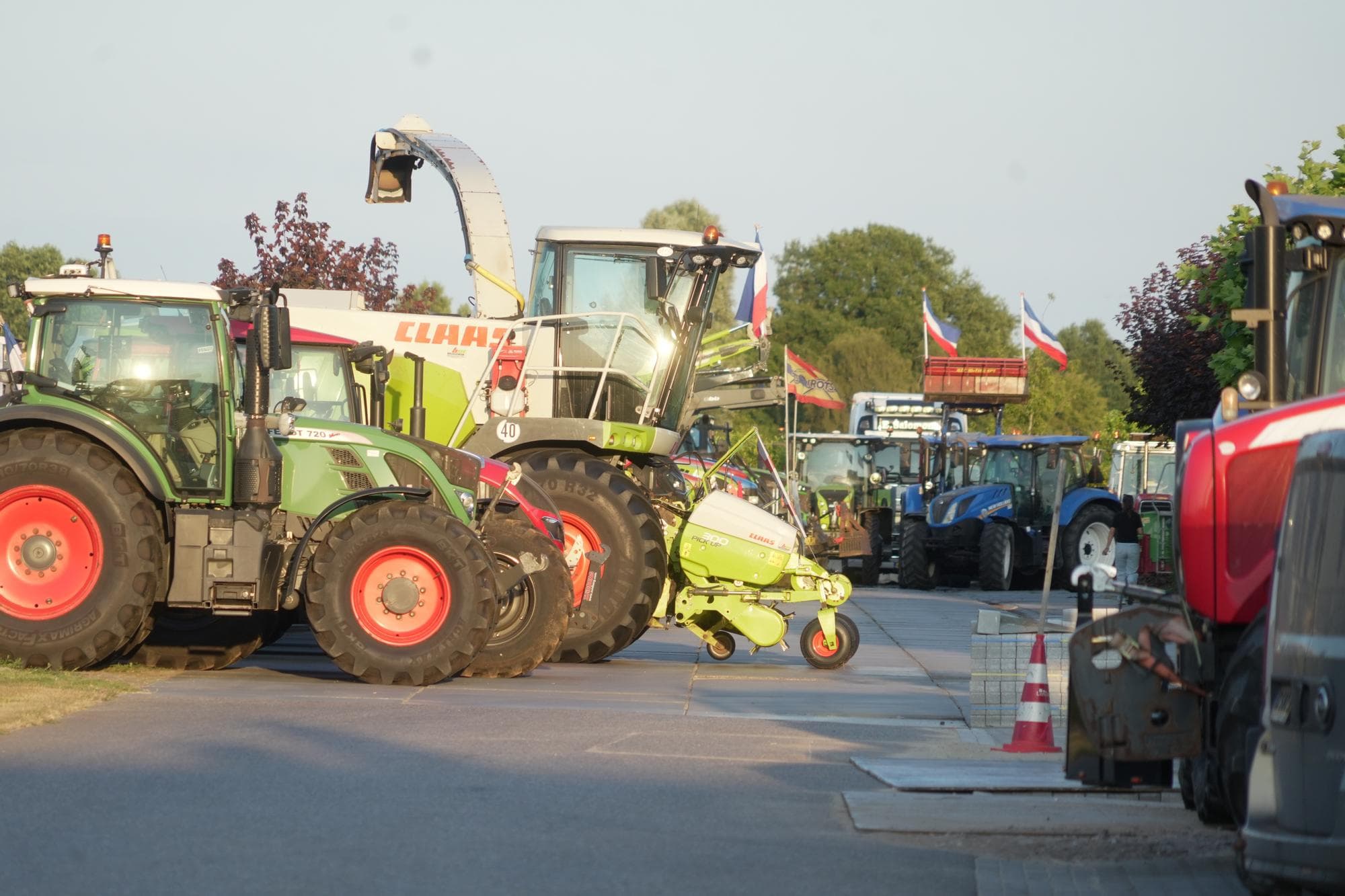 Boeren kwamen dinsdag 21 juli 2026 met onder meer trekkers bijeen bij een transportbedrijf in Hardenberg (Ov.) om de stikstofproblematiek en mogelijke acties te bespreken. Foto: ANP
