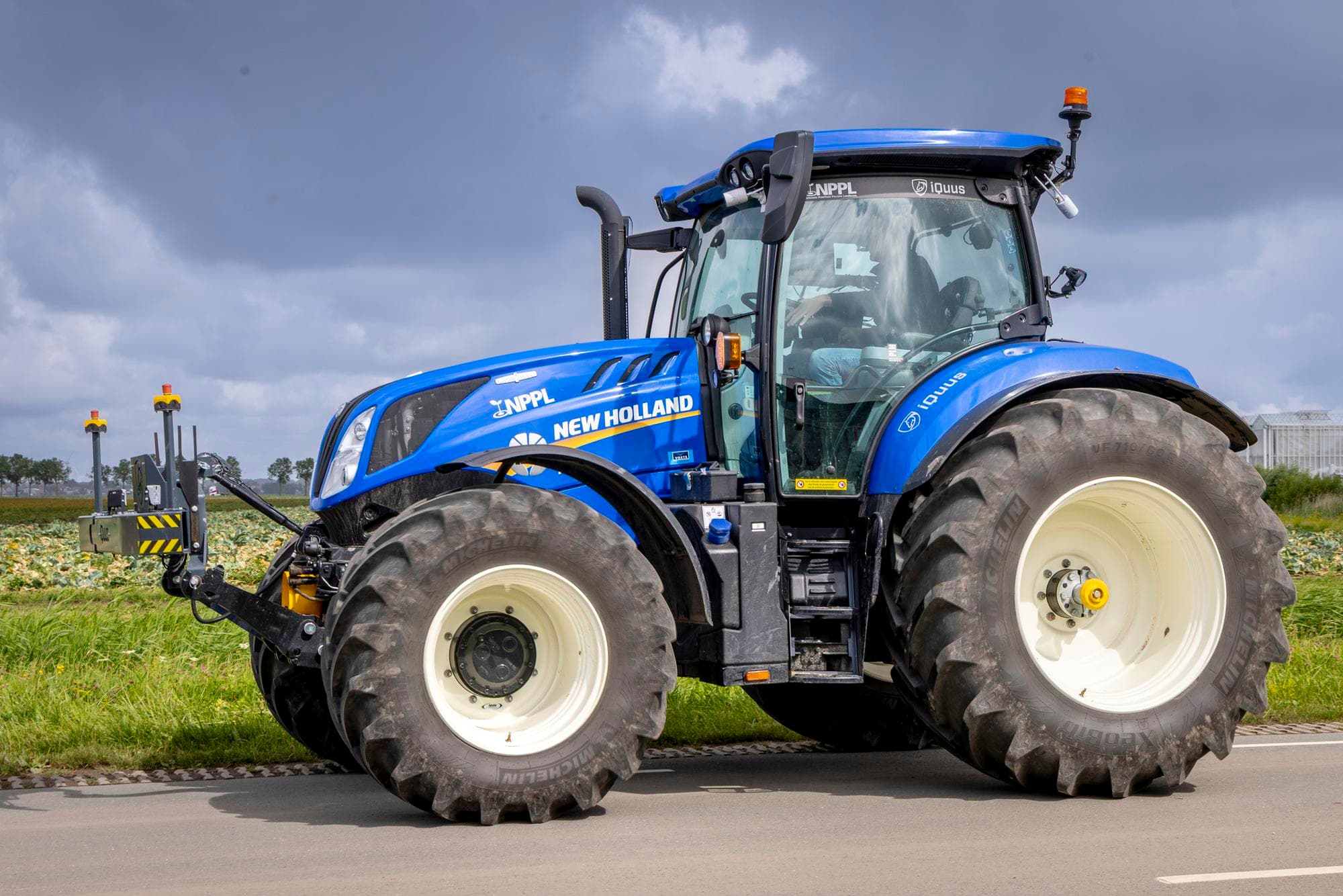 Tijdens de NPPL+R Ervaringsdag autonomie-Open teelten op 12 augustus in Lelystad (Fl.) kunnen telers drie autonome tractiesystemen in de praktijk ervaren. Het gaat om een New Holland-trekker uitgerust met de iQuus-retrofitkit van GPX Solutions (foto), het retrofitsysteem Bart van Nivavi en de tractierobot AgBot T2 5 Series van AgXeed. Foto: Koos Groenewold
