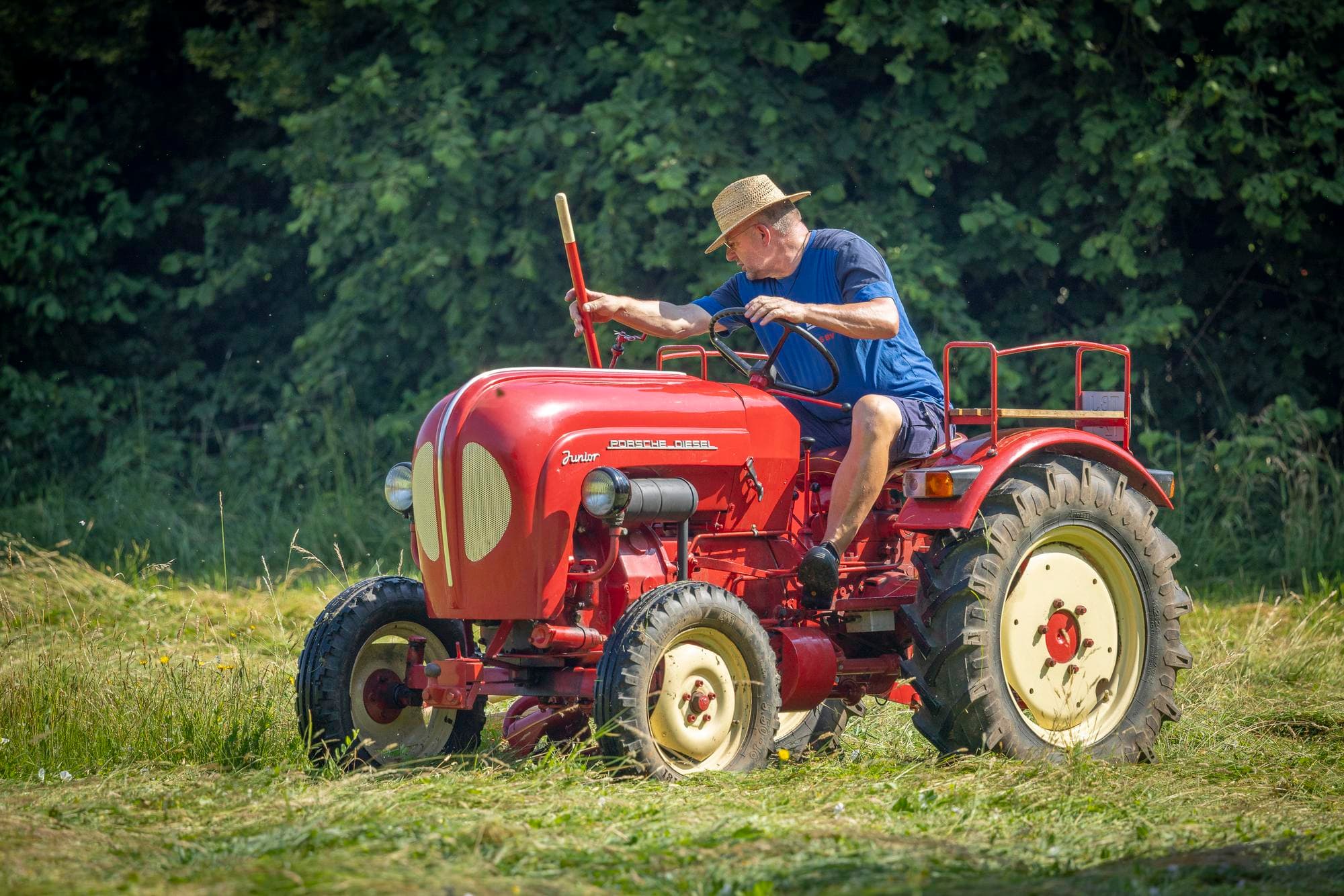 Wim van Westerveld deed mee aan de maaidag met een Porsche Junior 109. Van de Junior is tussen 1957 en 1963 een hele serie trekkers gemaakt door de Duitse fabrikant Porsche-Diesel. De fabriek stond in Friedrichshafen. Omdat het motorgeluid – pokkepokkepokkepokkepok – vrij typisch is en in de verre verte iets weg heeft van een blaffende hond, kreeg de Junior als bijnaam ‘Bulldog’. De Junior 109 was de opvolger van de Junior 108. Er waren een paar verbeteringen doorgevoerd. Zo werd de motorinhoud vergroot van 822 naar 875 cc en steeg het vermogen van 14 naar 15 pk. Voor de snelheid maakten die verbeteringen niet uit: de topsnelheid was en bleef bijna 20 kilometer per uur.