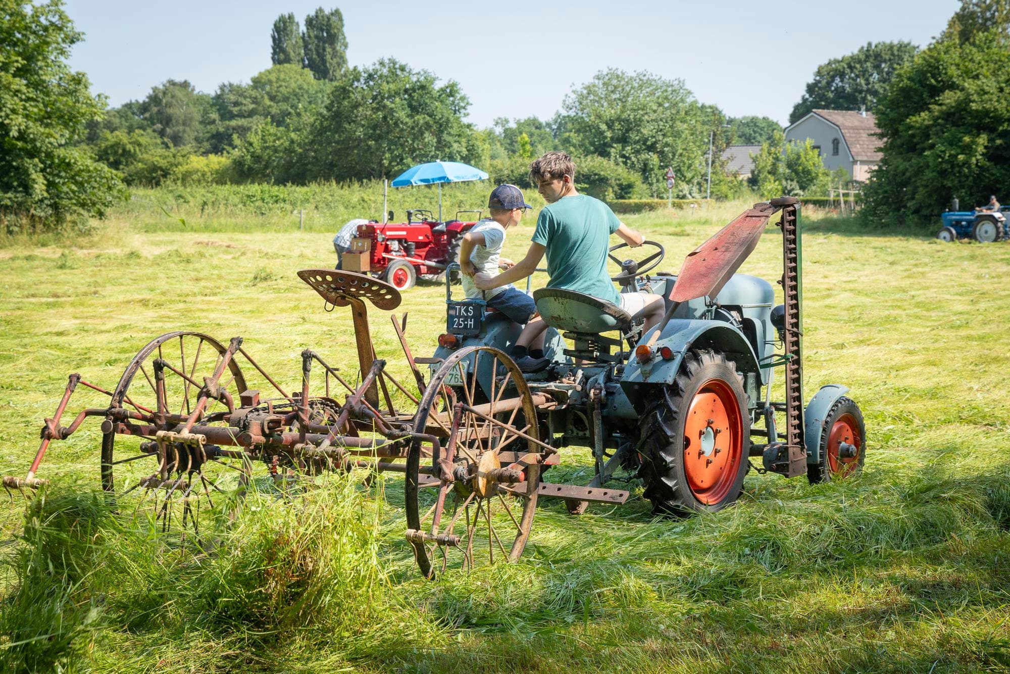 Matthé Kroon uit ’t Harde kreeg het oldtimervirus mee van zijn vader. Hij reed tijdens de maaidag op een Eicher ED13. Dit type trekker was vanaf 1956 te koop, maar hij was beslist niet de enige in deze categorie van 13 pk. Dat de ED toch populair werd, lag aan de motor. Met niet al te veel toeren had hij heel wat power aan boord. Voor bedrijven die flink wat trekkracht nodig hadden, bleek hij ideaal. Er zijn er 6.380 van verkocht. Overigens werd de ED13 in 1958 opnieuw gekalibreerd. Dat leverde zomaar een pk extra op, zonder dat het toerental steeg. Eigenlijk had de trekker na deze ingreep ED14 moeten heten, maar veel eigenaren hielden vast aan de aanduiding ED13.