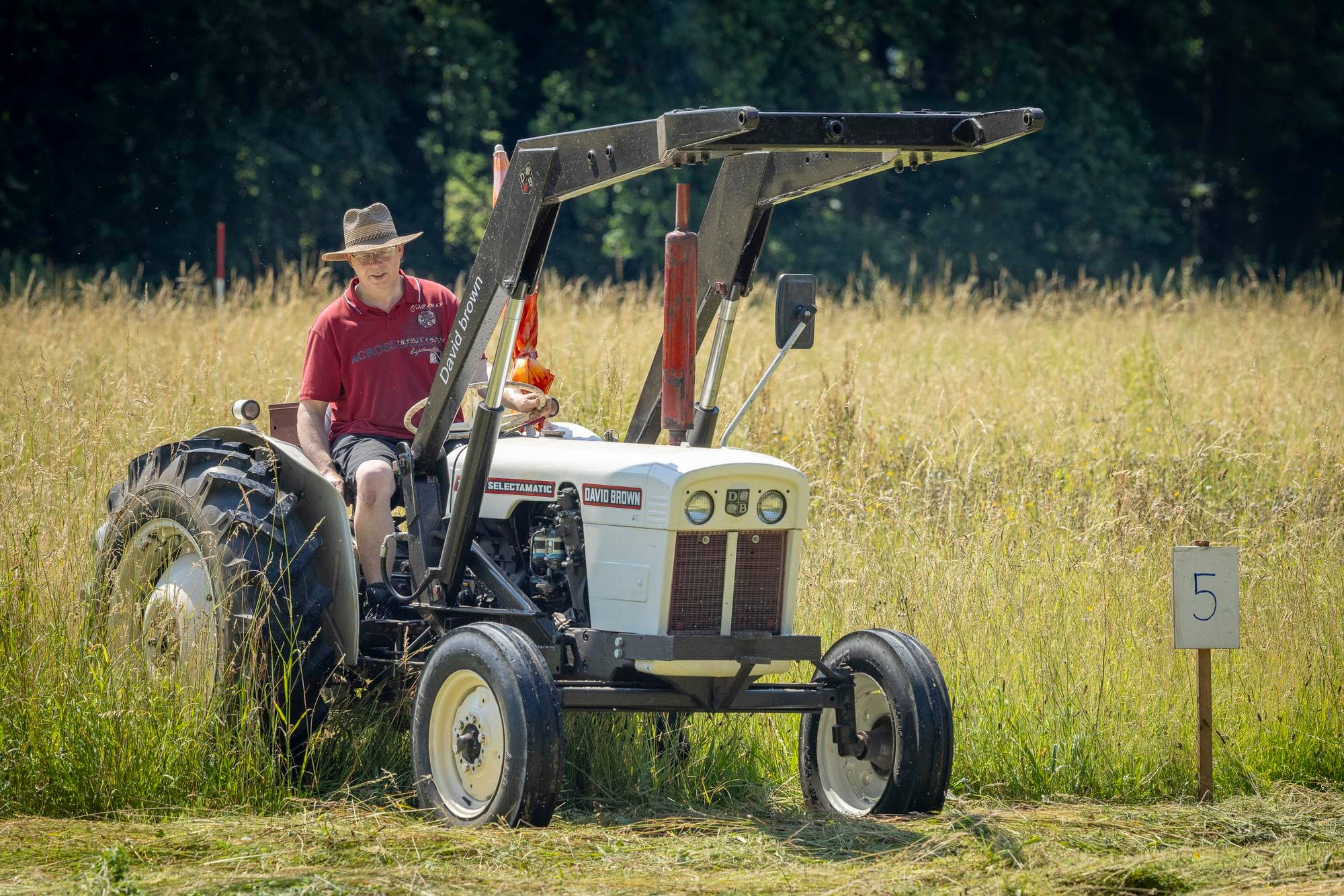 Erik Altena uit Eefde maaide mee met zijn David Brown 770 Selectamatic. Dit type werd in Yorkshire geproduceerd van 1965 tot 1970 en was een kleinere variant dan de meeste andere David Browns. Voor de wat kleinere bedrijven was hij heel geschikt. Er zat een 3,1-liter viercilinder dieselmotor in die tussen de 36 en 38 pk leverde. Maar wat echt revolutionair was, was het Selectamatic-systeem. Hiermee kon de bestuurder de positie van het werktuig achter de trekker bedienen vanuit zijn stoel. Achterover hangen of afstappen om iets aan te passen, hoefde niet meer. Was de positie eenmaal ingesteld, dan hield het Selectamatic-systeem die vast, ook bij bobbels en hobbels.