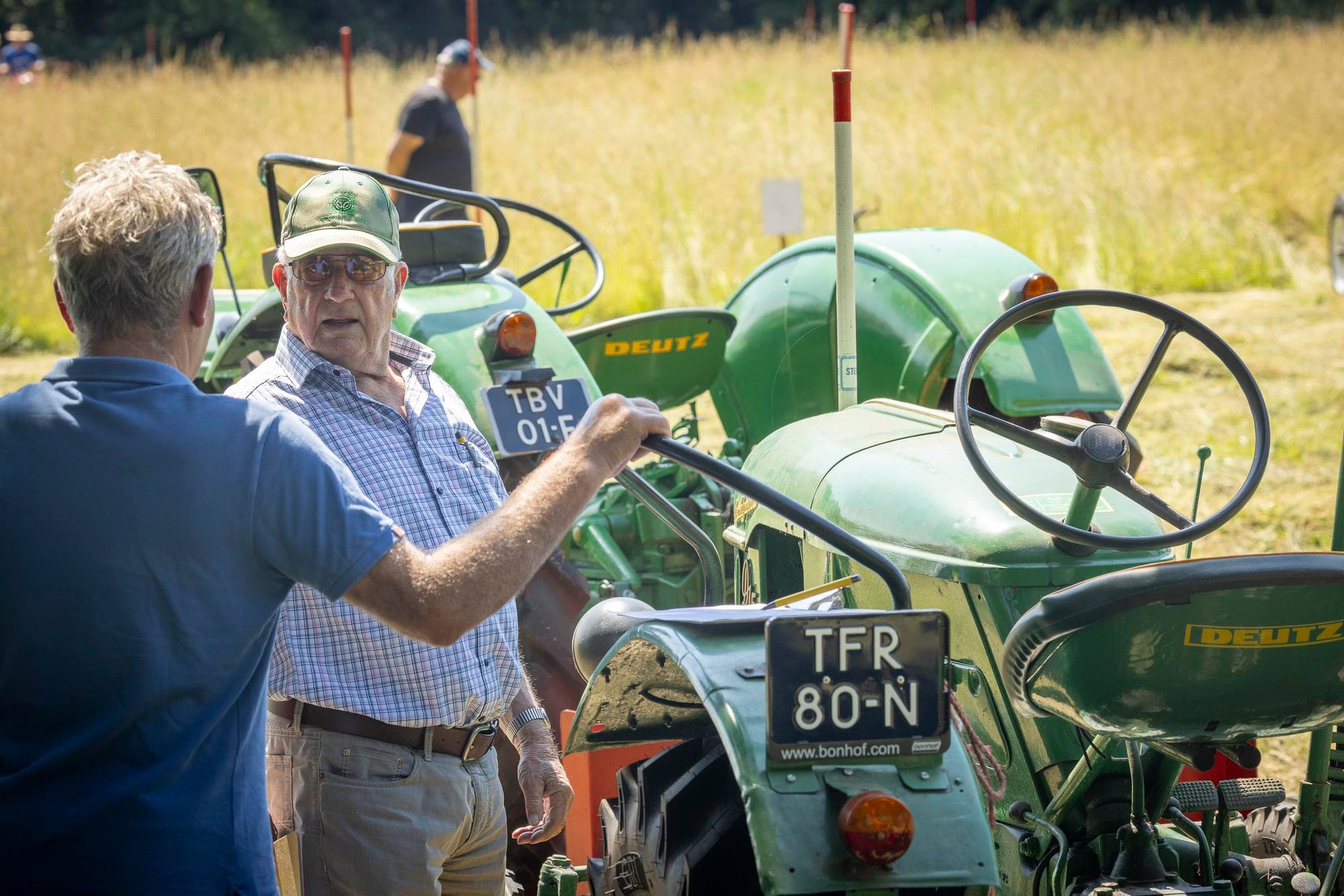 De maaidag is meer dan alleen gras maaien. Het is ook een sociaal gebeuren waarbij liefhebbers elkaar treffen en bijpraten.