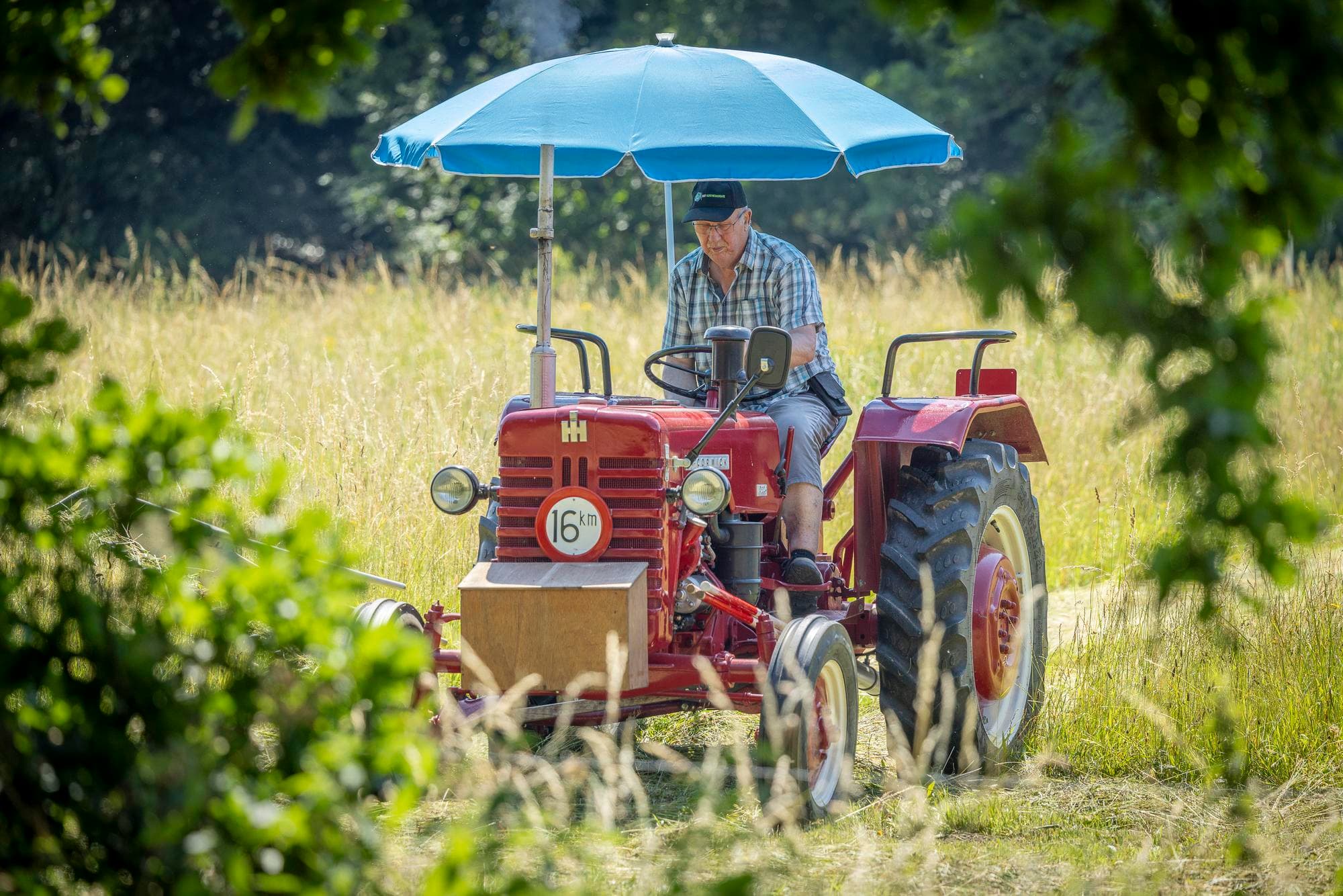 Arend Dijkstra uit Biddinghuizen was er met zijn McCormick D-324. Dit type trekker heeft een rijke geschiedenis, met onderweg veel opeenvolgende typeveranderingen en -aanduidingen. Steeds werd er iets nieuws aan toegevoegd, soms een verbetering, soms ook niet. De oorsprong van deze trekker ligt in Amerika, waar Cyrus McCormick al in 1831 bekend was om zijn maaimachines. Hij en William Deering, eveneens bekend in de wereld van de maai- en oogstmachines, gingen samen verder onder de naam IHC International Harvester. Hoewel de oorsprong in Amerika ligt, is de McCormick D-324 in het Duitse Neuss am Rhein geproduceerd. Tussen 1956 en 1962 zijn er 24.490 van gemaakt.