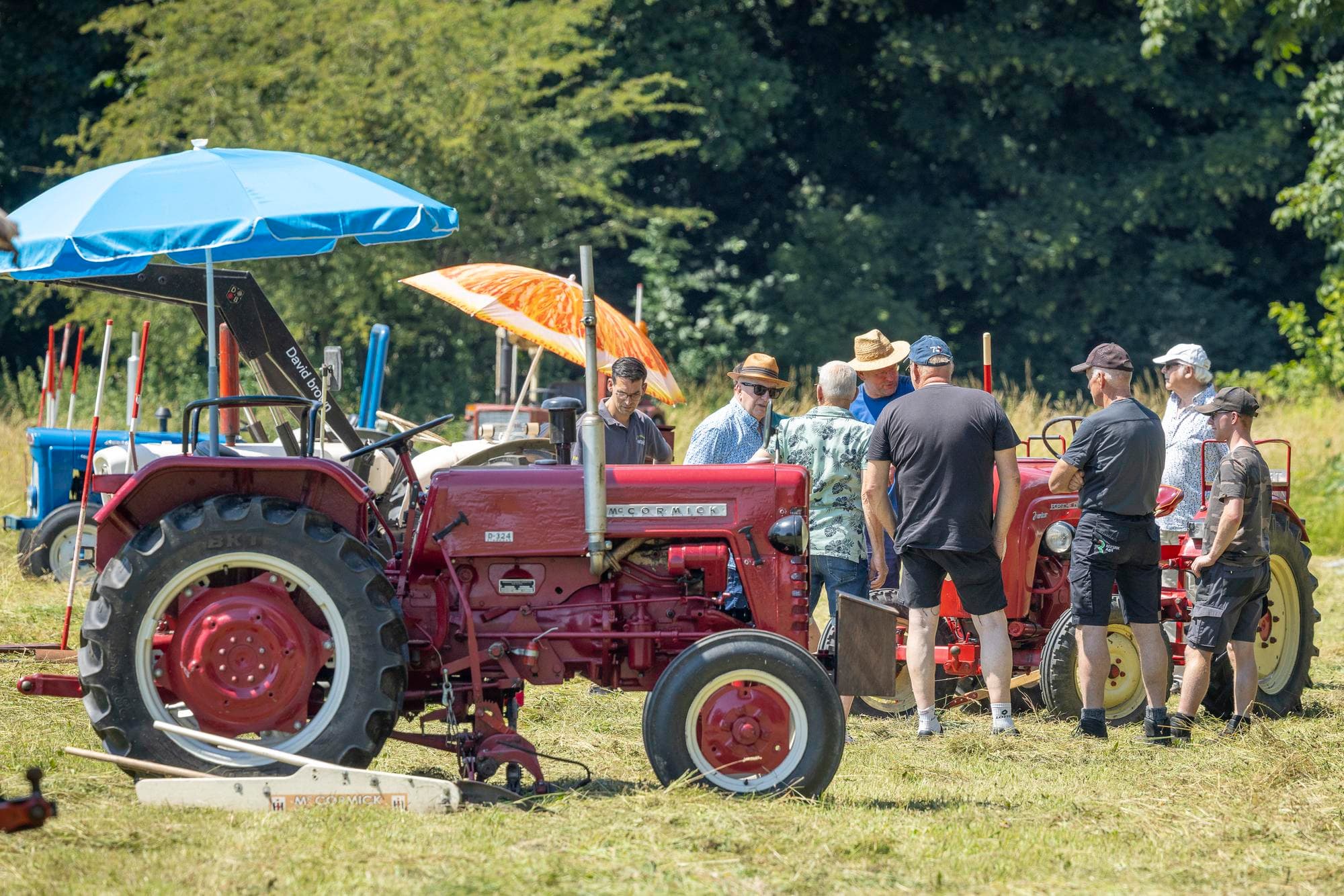 Deelnemers en bezoekers vergapen zich aan de vele verschillende oldtimers, die in tiptopconditie zijn gehouden en glimmen als spiegels.