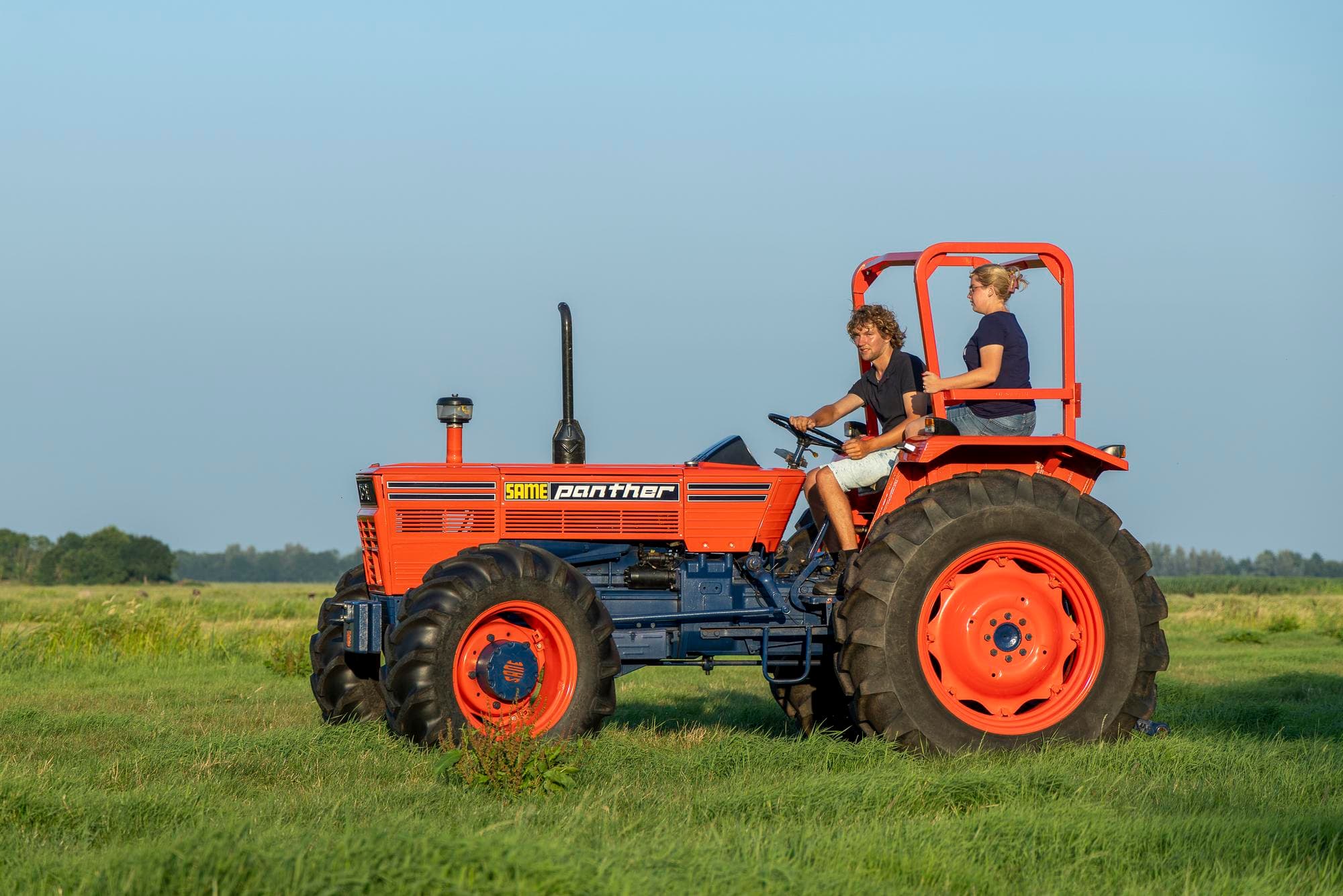 Iris heeft zelf haar trekkerrijbewijs, maar zit liever bij Martin op het spatbord. ‘Ik vind er niks aan om achter elkaar aan te rijden. Samen op één trekker is veel leuker.’