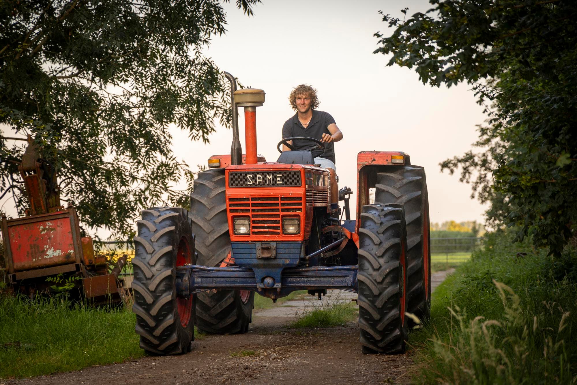 ’s Zomers worden de trekkers ook gebruikt om gras te rijden. ‘Ze zijn tenslotte gemaakt om te werken. Alleen maar rondjes rijden, vind ik saai.’