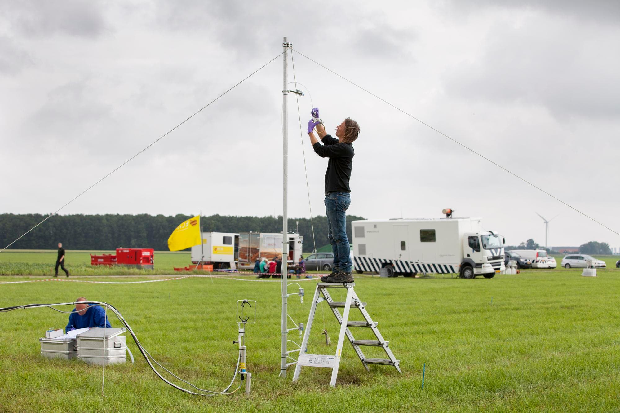Het meten van ammoniak bij een internationale veldproef in Dronten, jaren geleden. CLM-onderzoeker en melkveehouder Wilco Veenland voorziet dat goede rekenmodellen bij verschillende stalsystemen meer zekerheid over de emissies geven dan metingen. Foto: Jan Willem Schouten