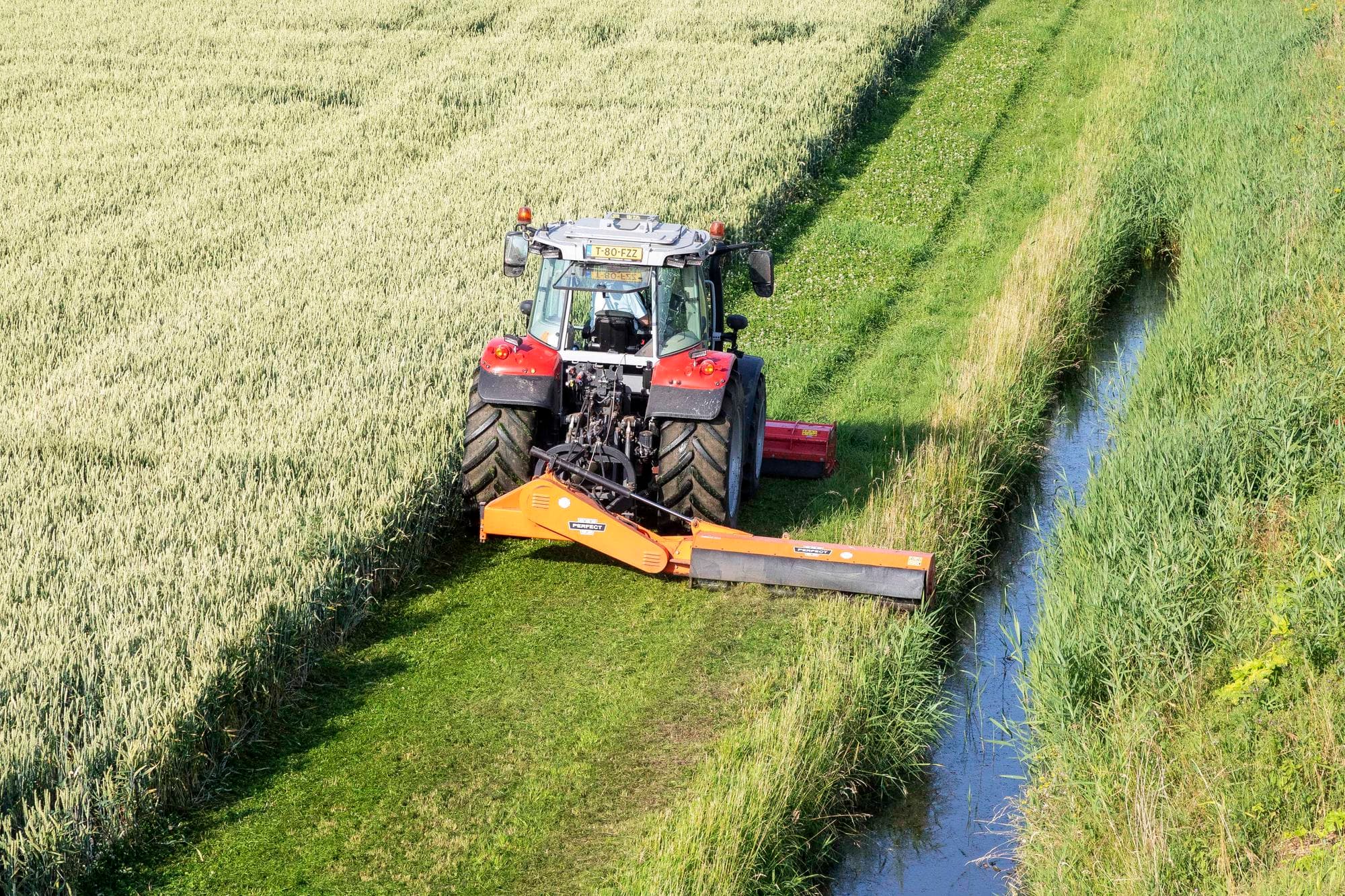 Het klepelmaaien van de vanuit het GLB verplichte bufferstrook langs de sloten op een akkerbouwbedrijf. Foto: Koos van der Spek