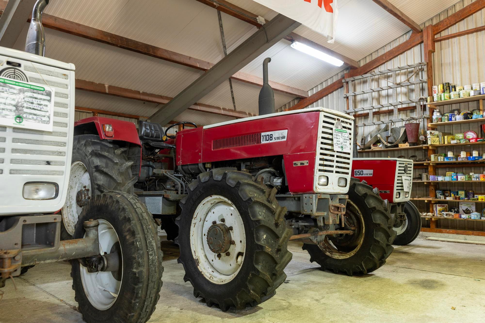 De Steyr 650 achterin was de eerste trekker die Bouwe samen met zijn broer kocht. Dat deden ze nadat hun Massey Ferguson 35 de cyclomaaier niet meer kon trekken.