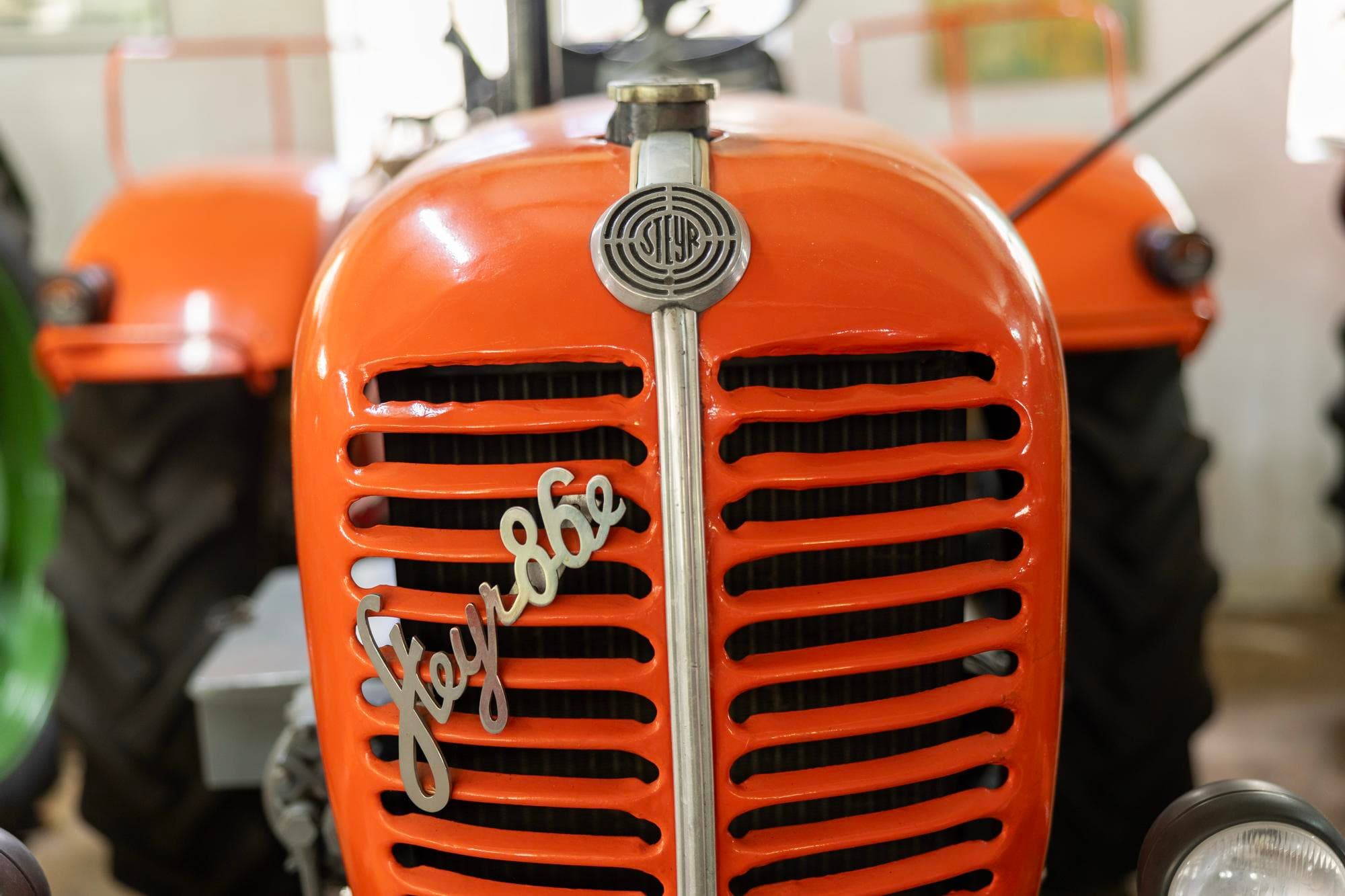 De Steyr 86e ontbreekt niet in Bouwes verzameling. Het is een speciale ‘verkeersuitvoering’ van de klassieke Steyr 86, voorzien van een motor van 18 pk en speciale overbrengingen, zodat de trekker op de openbare weg hogere snelheden kan halen.