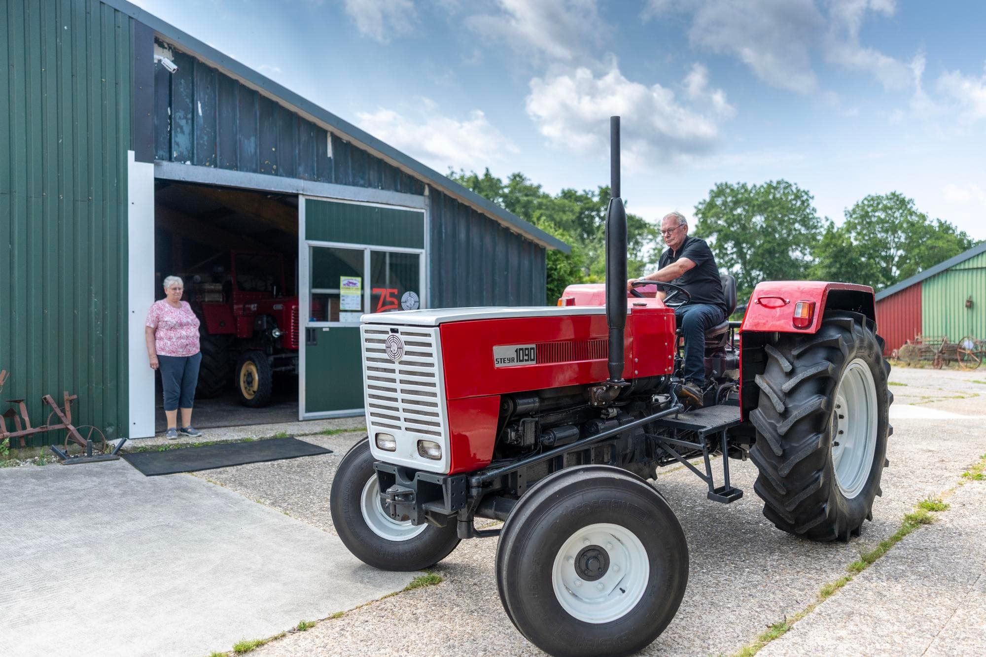 Deze Steyr 1090 dateert van 1973. Bouwe kocht hem twaalf jaar geleden, ergens in het midden van het land. Het is een zescilinder met 90 pk. ‘Een mooie en nette trekker.’