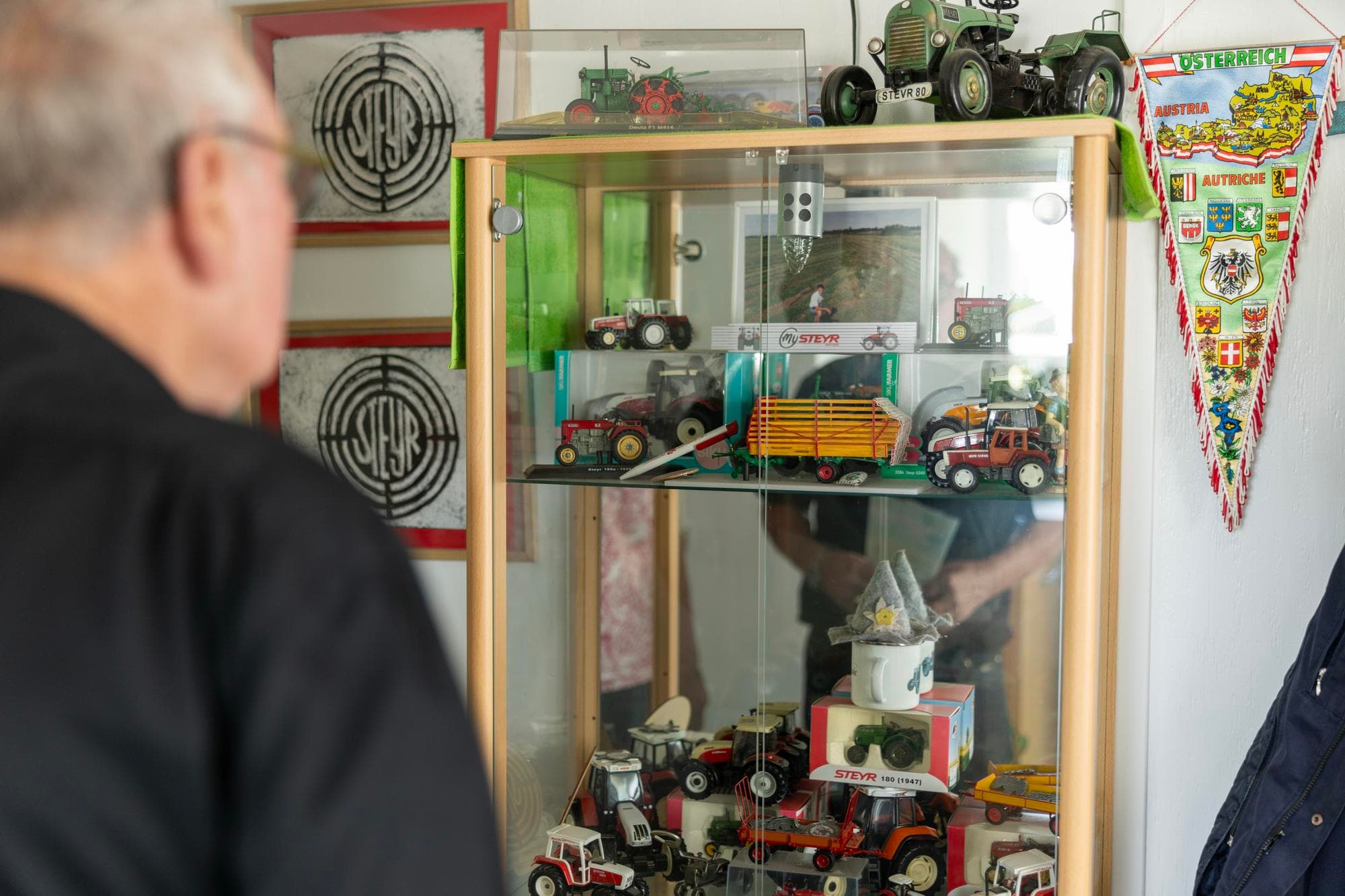 Bouwe richtte samen met zijn vrouw Dieneke het kleinschalige museum Tusken de Marren in, dat bij gelegenheid open is. Naast de trekkers zijn hier ook honderden oude koffie- en theekannen te zien.