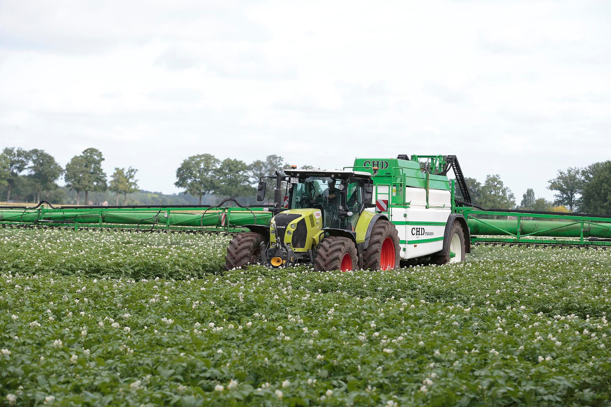 Spuiten tegen phytophthora in de Achterhoek. Phytophthora mag dan tijdelijk minder zichtbaar zijn, in de aardappelteelt blijft de dreiging van de schimmel groot en zijn gerichte bespuitingen voorlopig nog een vast onderdeel van de phytophthora-aanpak. Het goede nieuws: telers pakken phytophthora steeds slimmer aan, en nieuwe veelbelovende oplossingen zijn onderweg. Foto: Hans Prinsen
