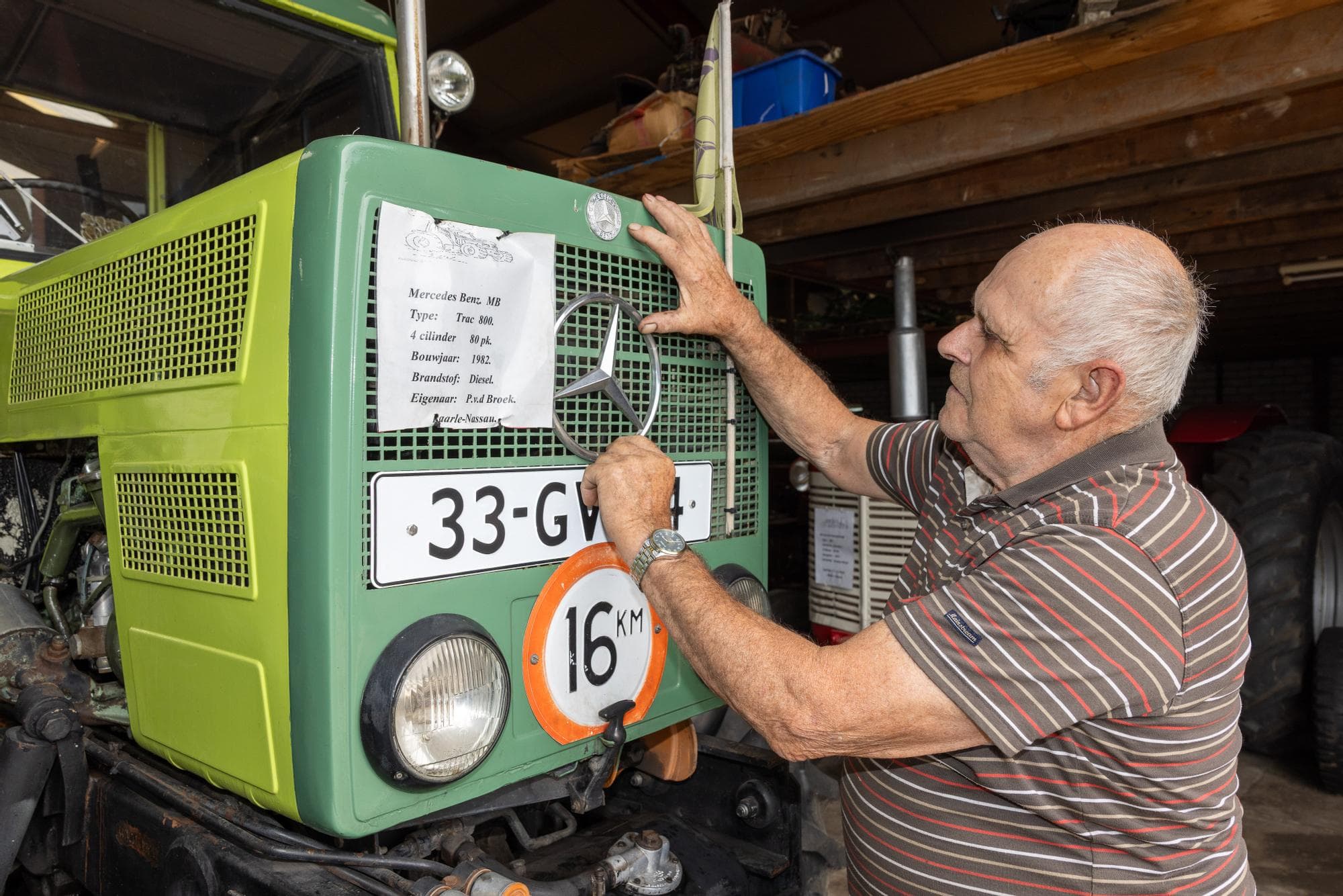 Piet vindt het mooi om oude trekkers aan te schaffen en op te knappen. Hij geniet ook van de handel. “Dat heb ik overgehouden uit mijn tijd als varkenshouder.”
