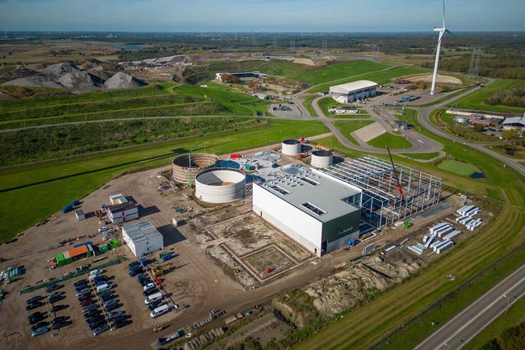 De bouw in 2022. De hal is dan nog in aanbouw en de tanks voor het vergisten van de biomassa moeten nog verrijzen. - Foto's: Bert Jansen
