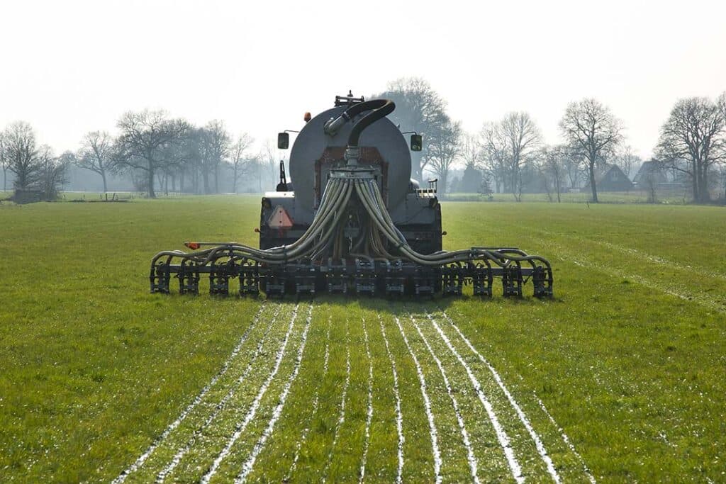 Foto uit het archief. Vanaf morgen mag er weer drijfmest uitgereden worden. Echter door het natte weer zullen niet veel zodebemesters actief zijn morgen. - Foto: Ruud Ploeg