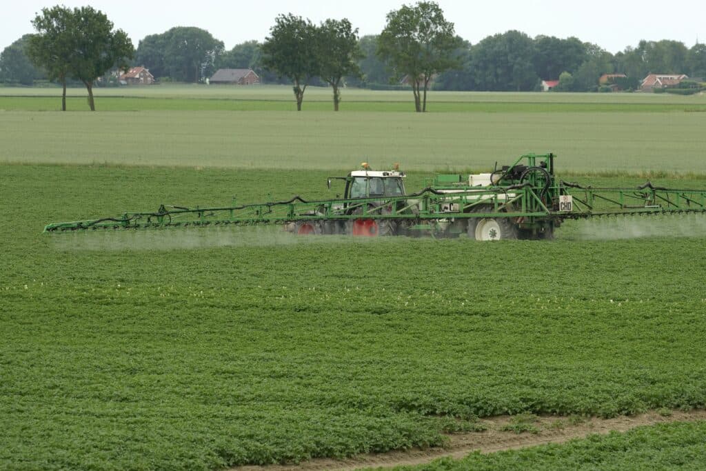Een akkerbouwer in het Groningse Drieborg beschermt zijn aardappelen tegen phytophthora. - Foto: Ruud Ploeg