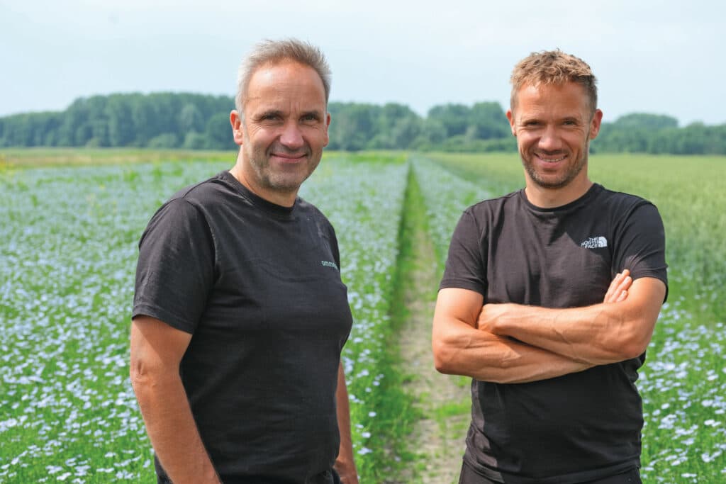 Menko (links, 52) en Janko (46) Oosterhuis hebben in maatschap met hun schoonzus een akkerbouwbedrijf in Thesinge (Gr.). Beiden hebben een baan ernaast. Er is een vaste medewerker in deeltijd op het bedrijf: Symen.