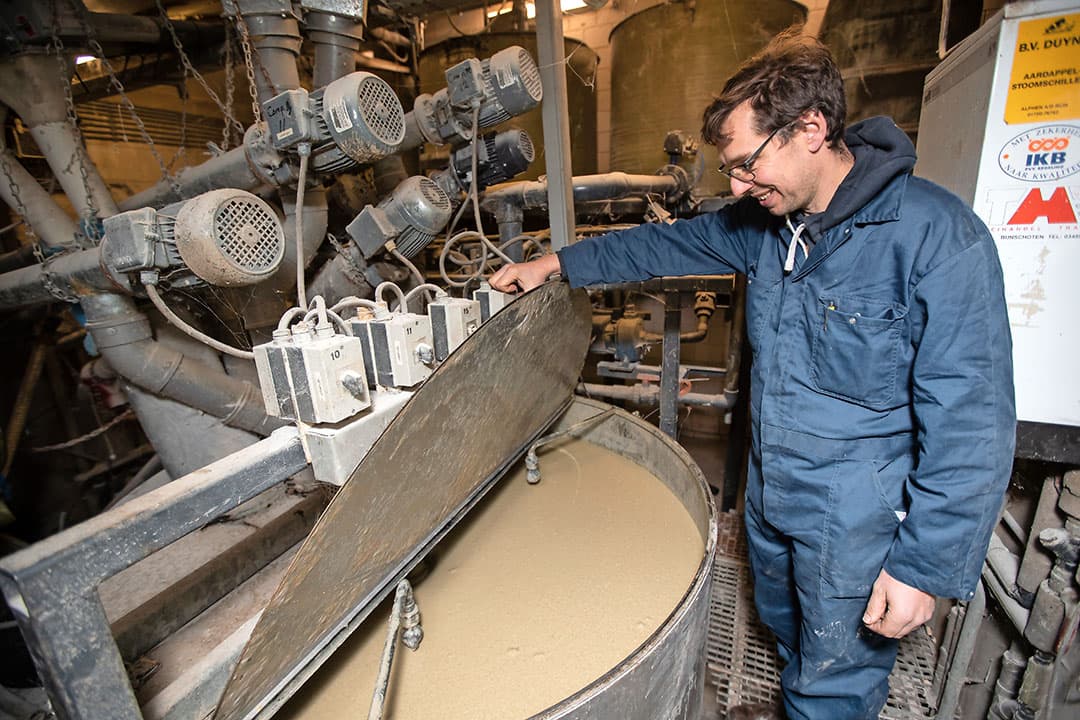 Rick Overesch bij de brijvoerinstallatie waarmee een groot deel van het mengvoer wordt vervangen. - Foto's: Ronald Hissink