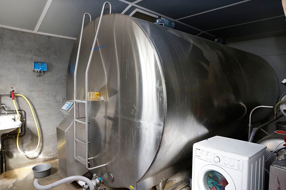 De melktank heeft een capaciteit van 16.000 liter. Arla haalt de melk om de twee dagen op. Onder de PlanetProof-vlag van FrieslandCampina was dat om de drie dagen. Het grote voordeel: Van den Hengel kan drie in plaats van twee keer daags melken. De melktank kan die extra liters nu wél aan. De 305 dagen-melkproductie is zo van 9.600 tot 12.400 liter gestegen. Drie keer melken kan ook goed, omdat zowel Martin als Wulf melkt en de avondshift zes keer per week aan personeel is uitbesteed. Martin werkt namelijk ook buiten de deur, bij Schothorst Feed Research in Lelystad.