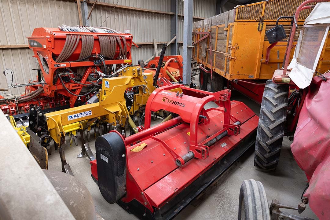 Boven: belangrijke mechanisatie voor NKG: een klepelmaaier, daarachter de woeler in combinatie met rotorkopeg en zaaimachine.