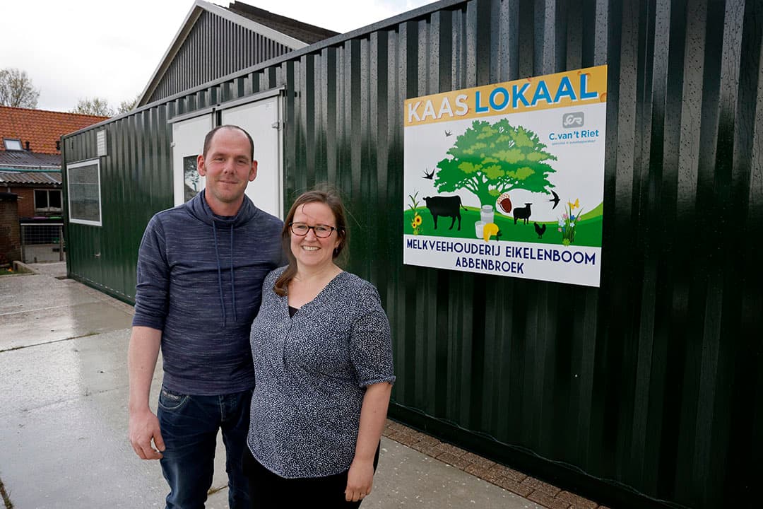 Bart en José Eikelenboom voor de container met kaasmakerij onder de naam Het Kaas Lokaal. Ze verwerken zo’n 1.000 liter per week maar verwachten door te groeien.
