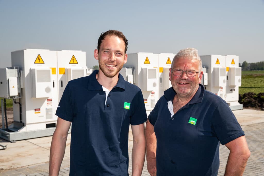 Pieter Post (28) en Klaas Mijnheer (57) hebben een samenwerking opgestart voor de toekomst van het energieneutrale en gesloten zeugenbedrijf met 350 zeugen. De vleesvarkens leveren ze in het Varkens op zijn best-concept (VOB).