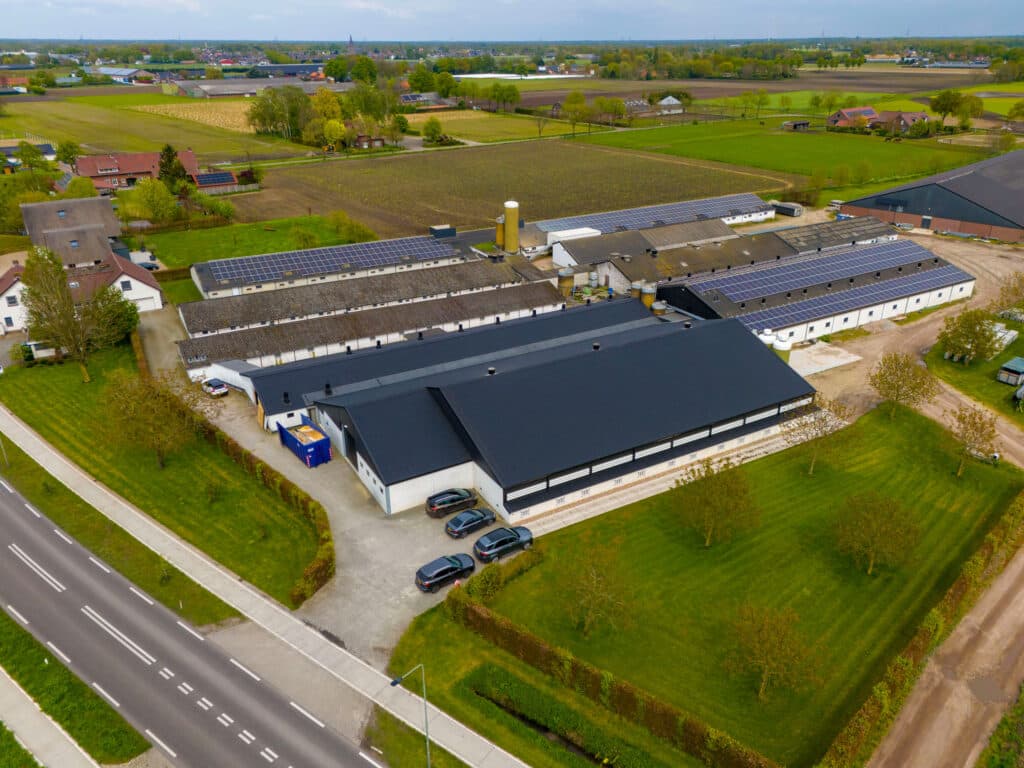 Luchtfoto van het bedrijf. Koen van Eijk runt met zijn vader een gemengd bedrijf met varkens en legkippen. De varkenstak is gesloten en voldoet aan de criteria van het 1 ster Beter Leven-keurmerk van de Dierenbescherming. Ze hebben automaten voor de huisverkoop van varkensvlees en eieren.