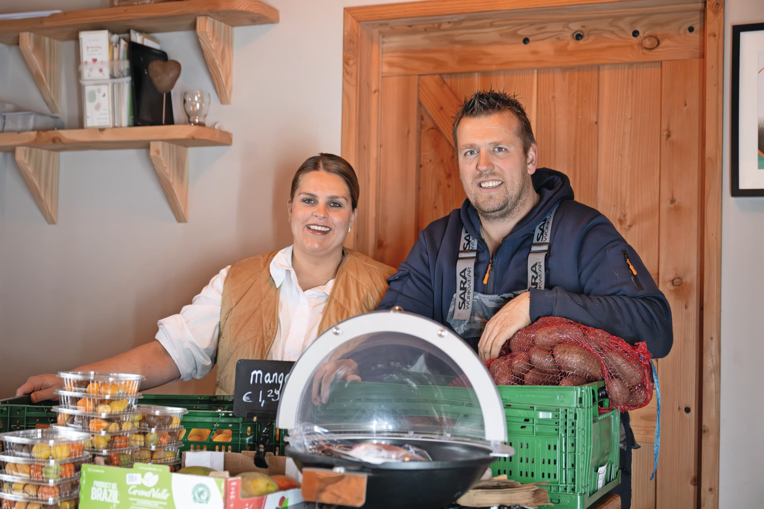 Elwin Wolting (34) heeft met zijn vrouw Samantha (30) een akkerbouwbedrijf. Ze hebben drie zoons: Ties (6), Tijn (5), Tjez (1) en een vierde kind is op komst. In 2021 zijn ze gestart met een boerderijwinkel, die succesvol draait door er hard voor te werken. Foto: Michel Velderman