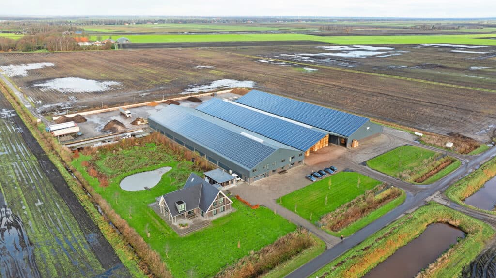 Het akkerbouwbedrijf van familie Scheeve in Nieuw-Weerdinge (Dr.) ligt op venige zand- en dalgrond. De nieuwe bewaarplaats met gekoppelde luifel was in 2018 klaar en het huis in 2019. Zoon Stijn Scheeve (18) is de beoogd opvolger van het bedrijf.