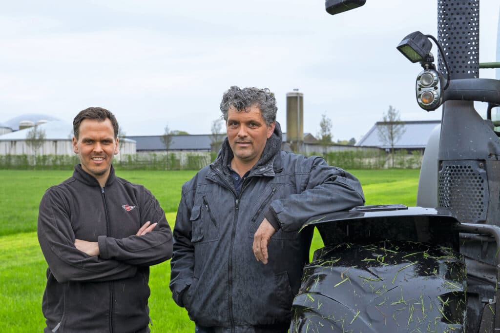 Johan (links, 39) en Willem (45) Loonen melken 500 koeien in Merselo (L.) met 11 melkrobots in de vorm van batchmelken. Zij zijn 19 juni het gastbedrijf tijdens de Grasdag.