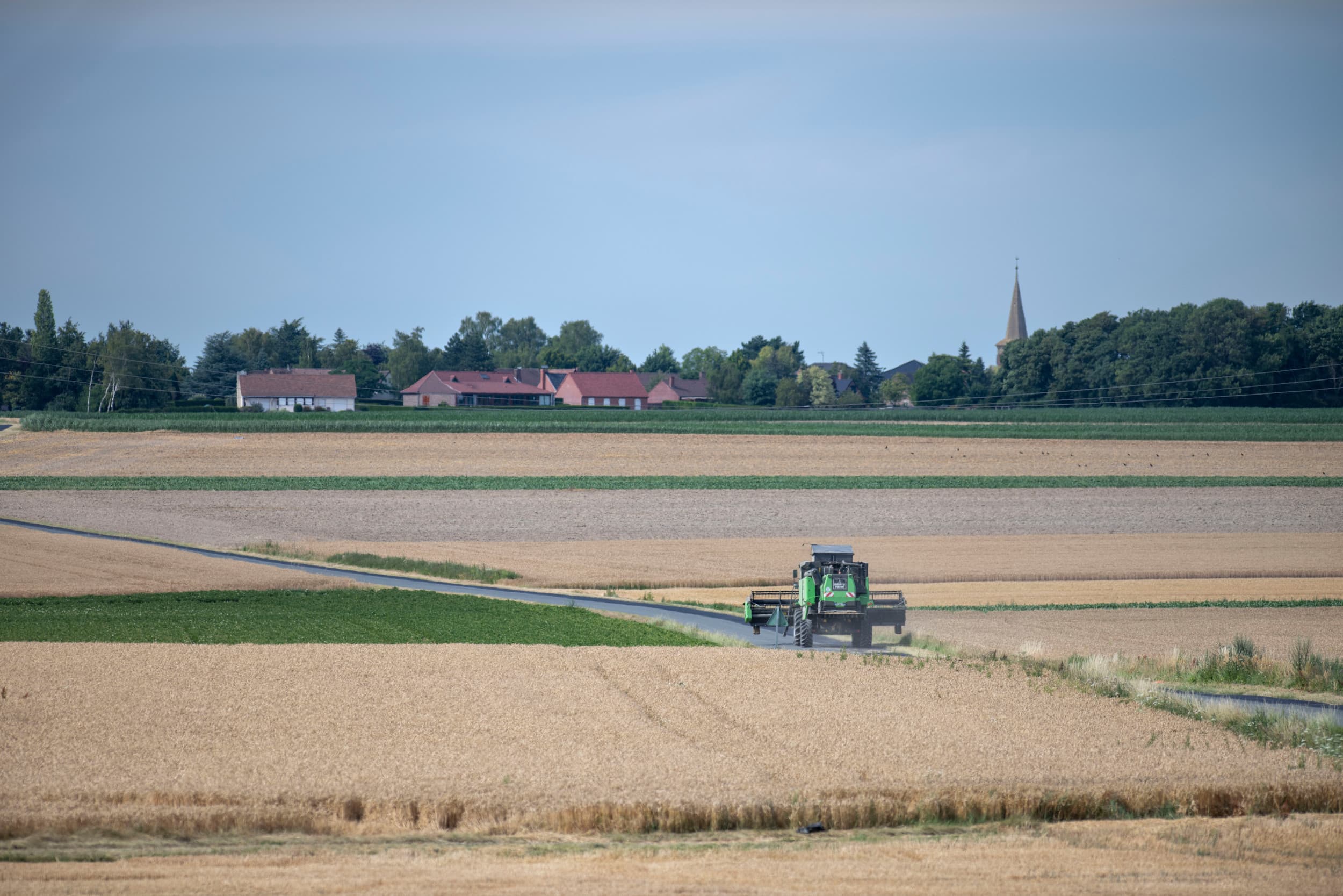 Graanoogst in Frankrijk. In gebieden met akkerbouw en graanteelt, zoals het noorden van Frankrijk, steeg de prijs van landbouwgrond in 2024 met 1,4% ten opzichte van 2023. Foto: Mark Pasveer