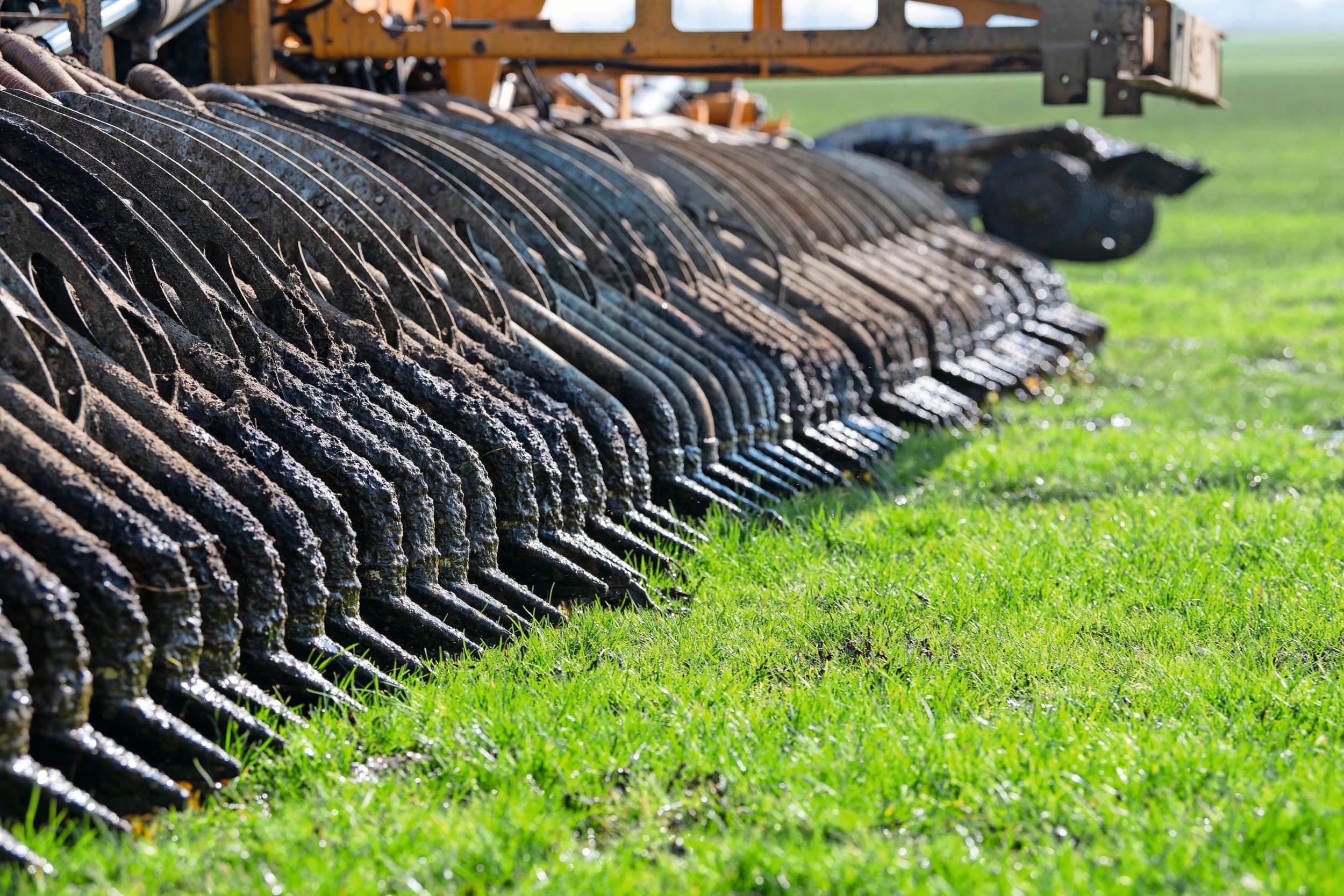 Zonder ingrepen in de omvang van de mestproductie verzuipen veel bedrijven eind dit jaar in de mest. Dan liggen gedwongen sluitingen op de loer en gaan de hoge marges linea recta naar de mestafnemers. Foto: Mark Pasveer