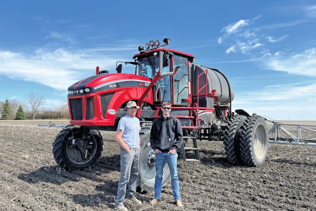 Jim Latrace runt samen met zijn zoon Jackson een boerderij in het zuiden van de Canadese provincie Saskatchewan. De boerderij ligt in een vallei en combineert het familie-erfgoed van zowel Jim als zijn vrouw. Foto: LL Seeds