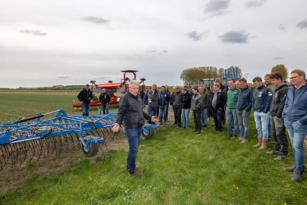 De wiedeg is een van de werktuigen die in aanmerking komt voor chemievrije onkruidbestrijding. Ze zijn er van diverse aanbieders in verschillende werkbreedten. Naast onkruidbestrijding is een wiedeg inzetbaar voor korst breken op dichtgeslagen grond. Op tijd beginnen, ook als het onkruid nog niet of nauwelijks zichtbaar is en de bewerkingen voldoende regelmatig herhalen is de basis voor een succesvolle onkruidstrategie. In perioden van wisselvallig weer is voldoende slagkracht daarom ook een aandachtspunt.
