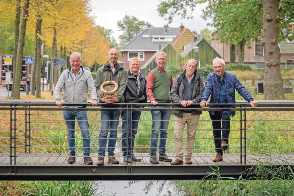 De oprichters van De Boekweit Coöperatie. (v.l.n.r.) Frank ter Beke (adviseur), telers Kees Sijbenga, Berend Steenbergen en Nimda Schelhaas, Poppe Braam (boer en biologisch handelsbedrijf) en coördinator Peter Brul. Zij zetten zich in om de boekweitteelt in Nederland uit te breiden. Foto: Peter Brul