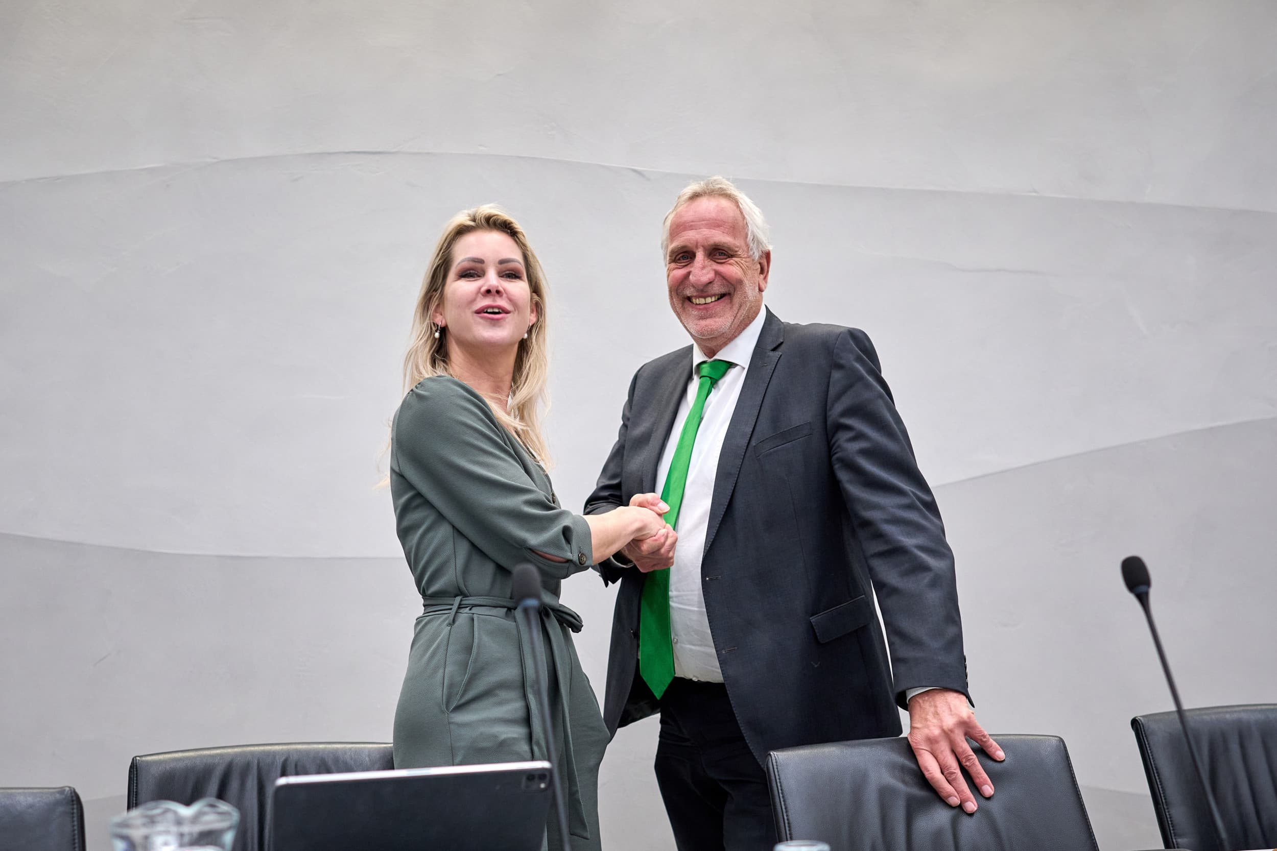 Minister Femke Wiersma (Landbouw, Visserij, Voedselzekerheid en Natuur) en Kamerlid Harm Holman (NSC) tijdens het debat op 12 maart in de Tweede Kamer over het mestbeleid. Foto: ANP