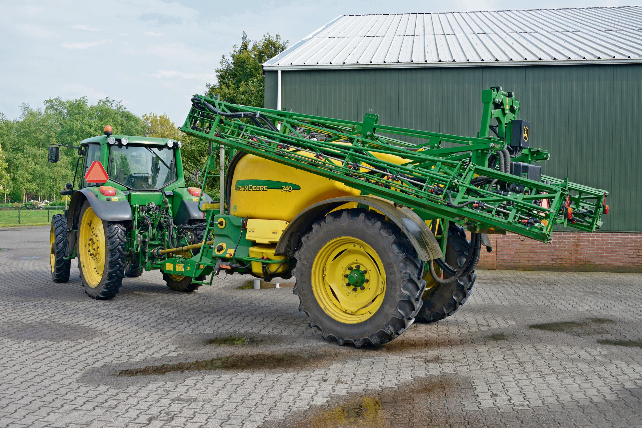 Een lelieteler gaat met een veldspuit naar het land. Lelietelers in Drenthe starten met de provincie en Hilbrands Laboratorium een project om het gewasbeschermingsmiddelengebruik te verminderen. Foto: Marten Sandburg