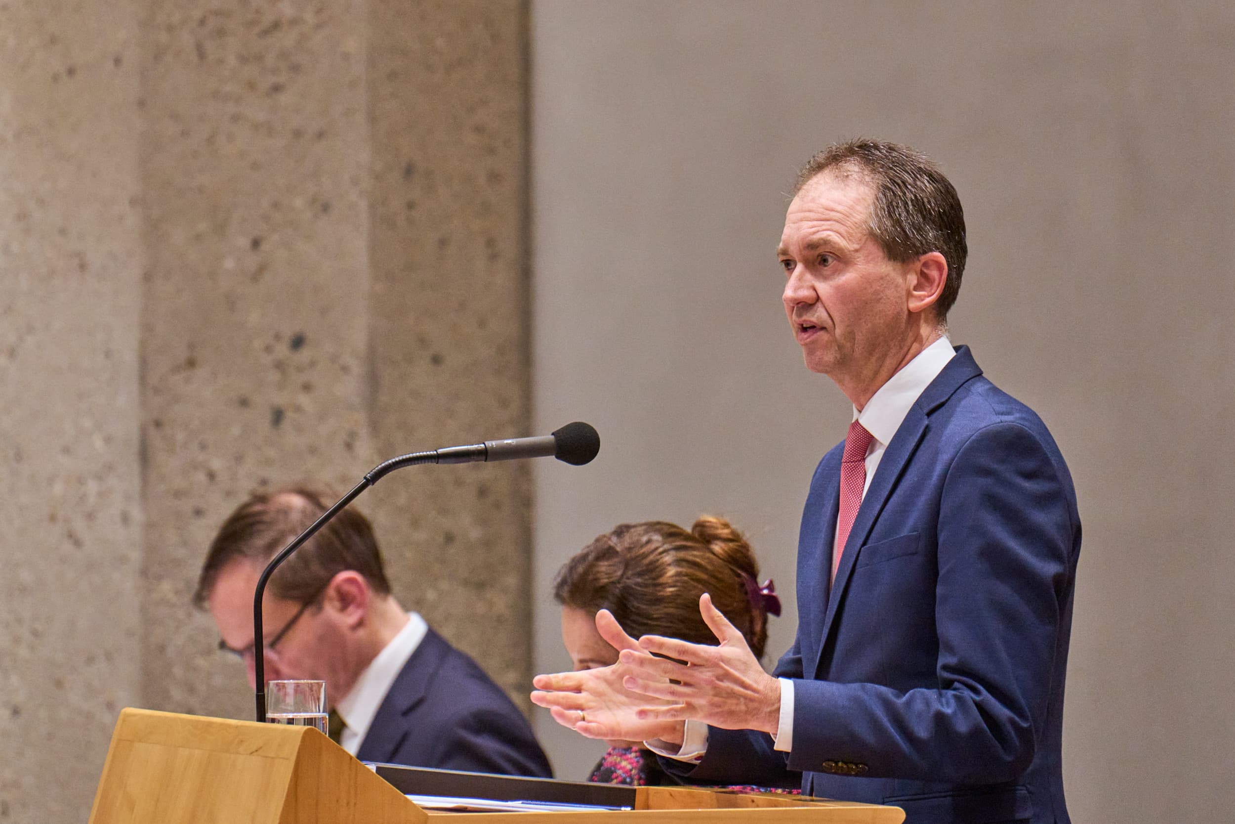 Eddy van Hijum, minister van Sociale Zaken en Werkgelegenheid, is met de vleessector in gesprek om ongewenste situaties met arbeidsmigranten aan te pakken. Foto: ANP/Phil Nijhuis