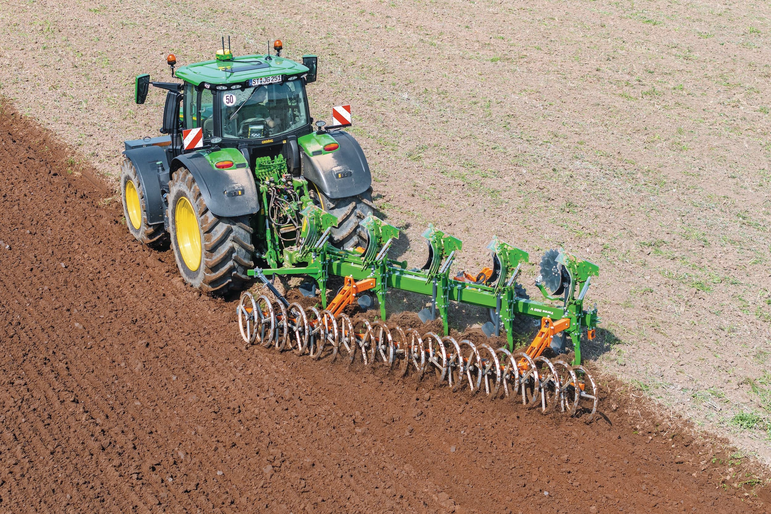 VSS Machinebouw in Oudelande (Zld.) en de Duitse machinefabrikant Amazone gaan samenwerken in de distributie van vorenpakkers. Amazone biedt de VSS-pakkerwalsen van VSS in een eigen kleurstelling aan. – Foto: Amazone