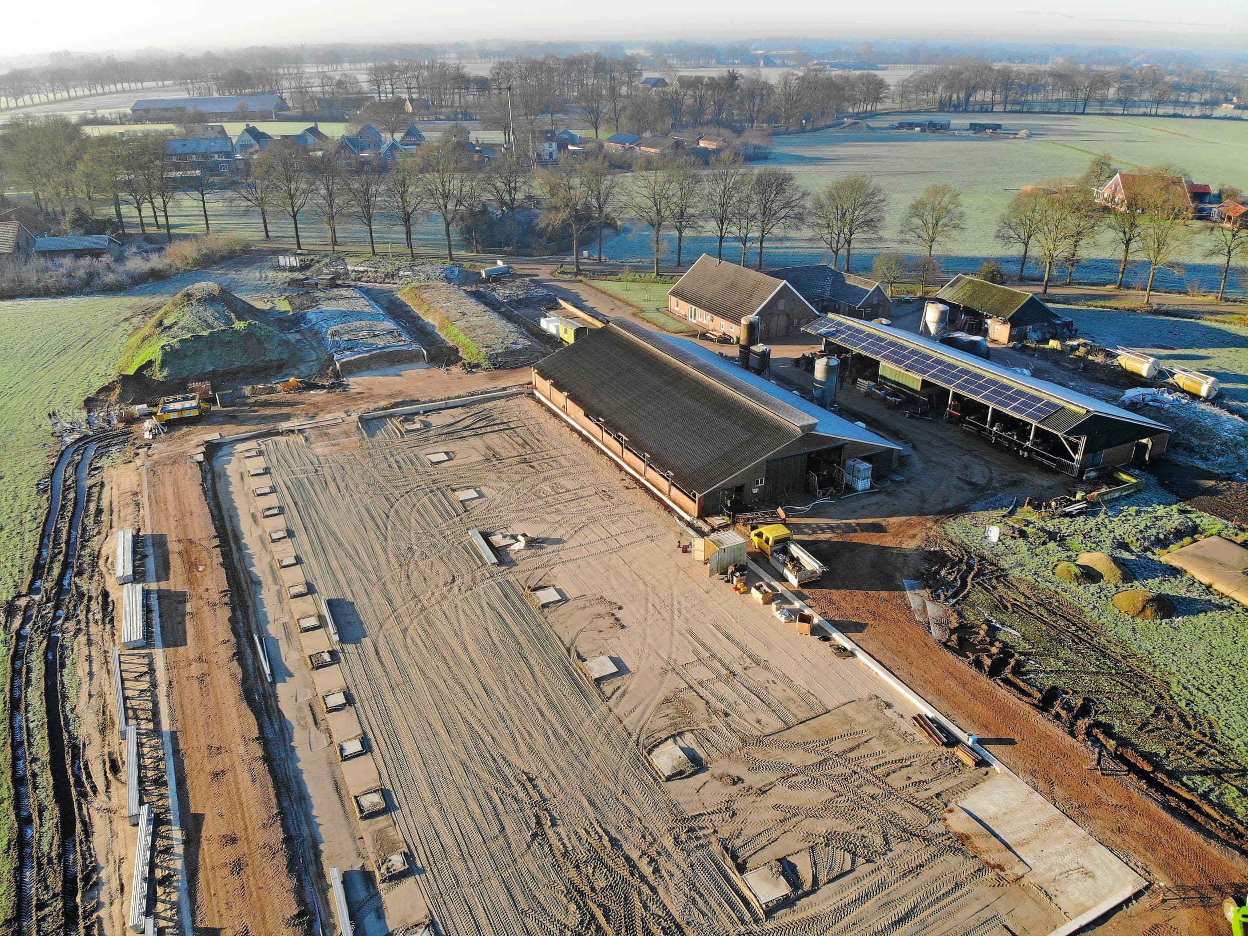 Emiel Koskamp bouwt in buurtschap IJzerlo (Gld.), bij Aalten, een nieuwe vrijlevenstal. De eerste koeien gaan in maart naar hun nieuwe onderkomen. In juni volgen de dieren van de andere locatie. Koskamp heeft 135 melk- en kalfkoeien. Later dit jaar neemt hij twee nieuwe melkrobots in gebruik. Foto’s: Hans Prinsen