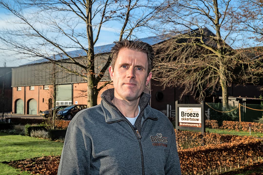 Hendri Broeze (44) zit in maatschap met zijn vrouw Hester (40). Ze hebben een akkerbouwbedrijf op (lemige) zandgrond. Ze werken samen met Hendri’s ouders, 2 vaste medewerkers en extra losse krachten bij piekarbeid.