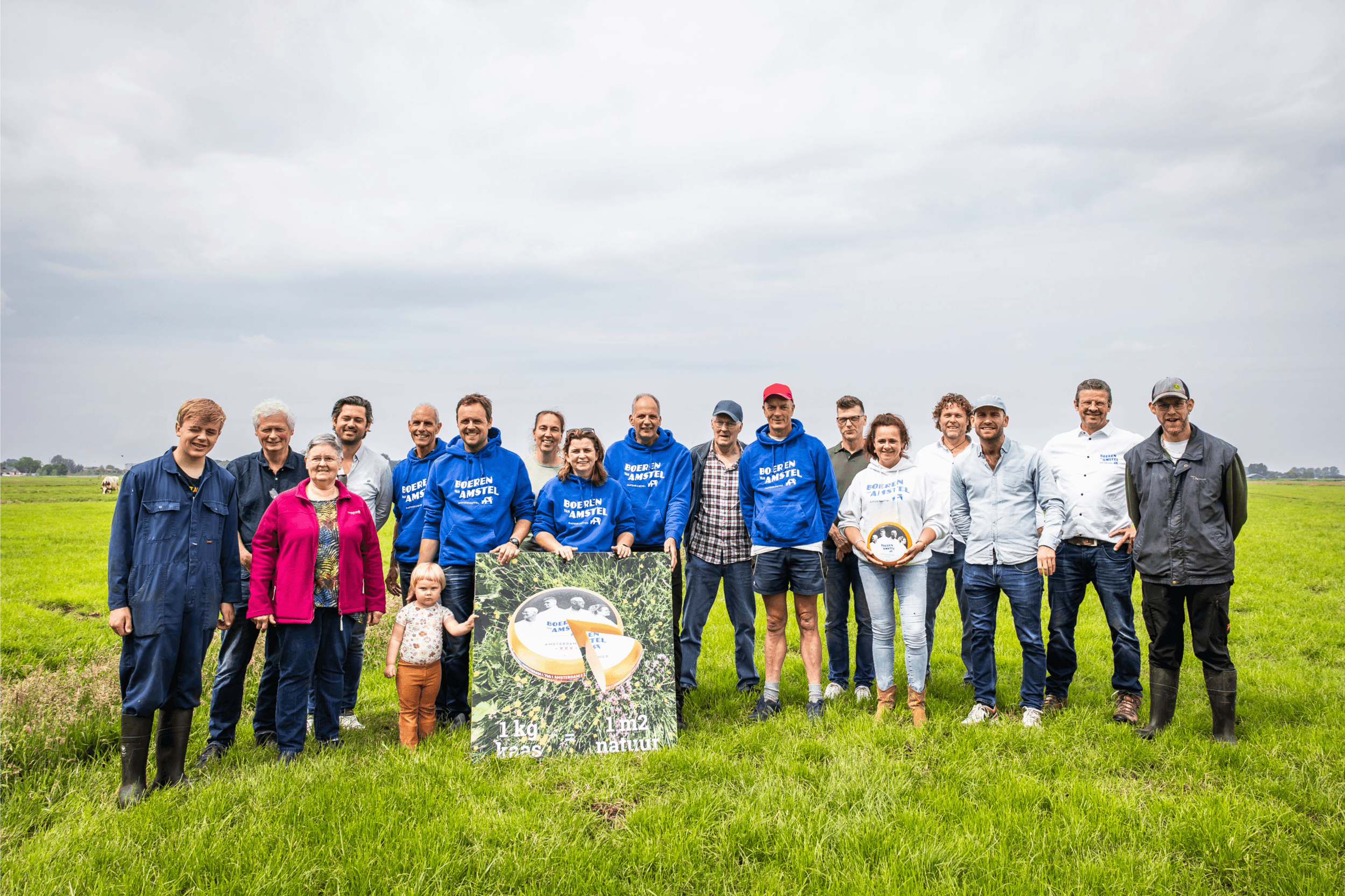 Promotiefoto van de Boeren van Amstel met hun nieuwe kaassoort: Voor elke kilo kaas 1 vierkante meter kruidenrijke slootkant. – Foto: Dingena Mol