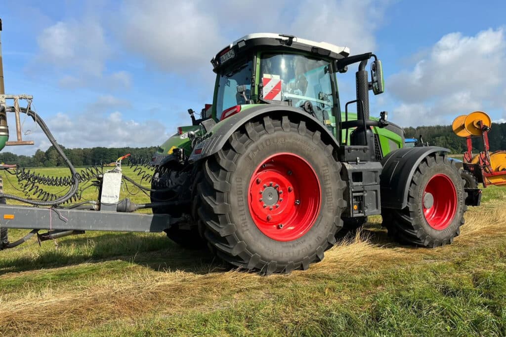 De cabine lijkt veel op de cabine van de 900-serie, maar de geruchten dat Fendt aan een nieuwe cabine werkt. Aan het dak sleutelt Fendt zo te zien nog. Het heeft nog geen ingebouwde werklampen.