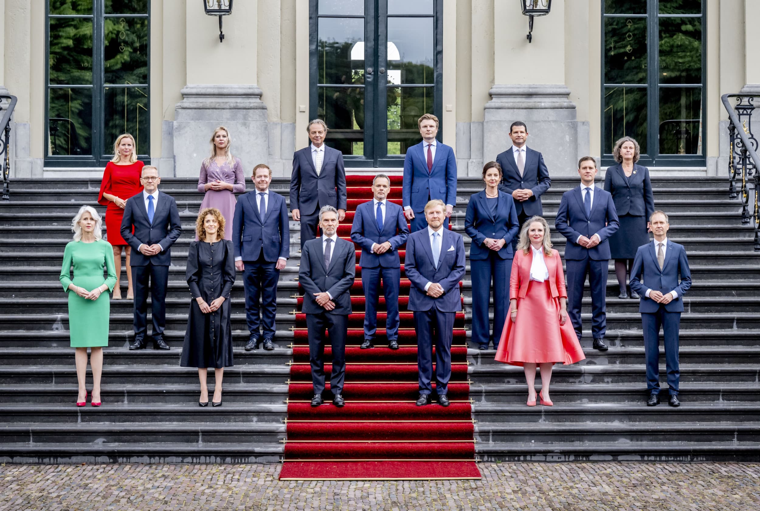 Koning Willem-Alexander en premier Dick Schoof met het nieuwe kabinet op het bordes van Paleis Huis ten Bosch. – Foto: ANP