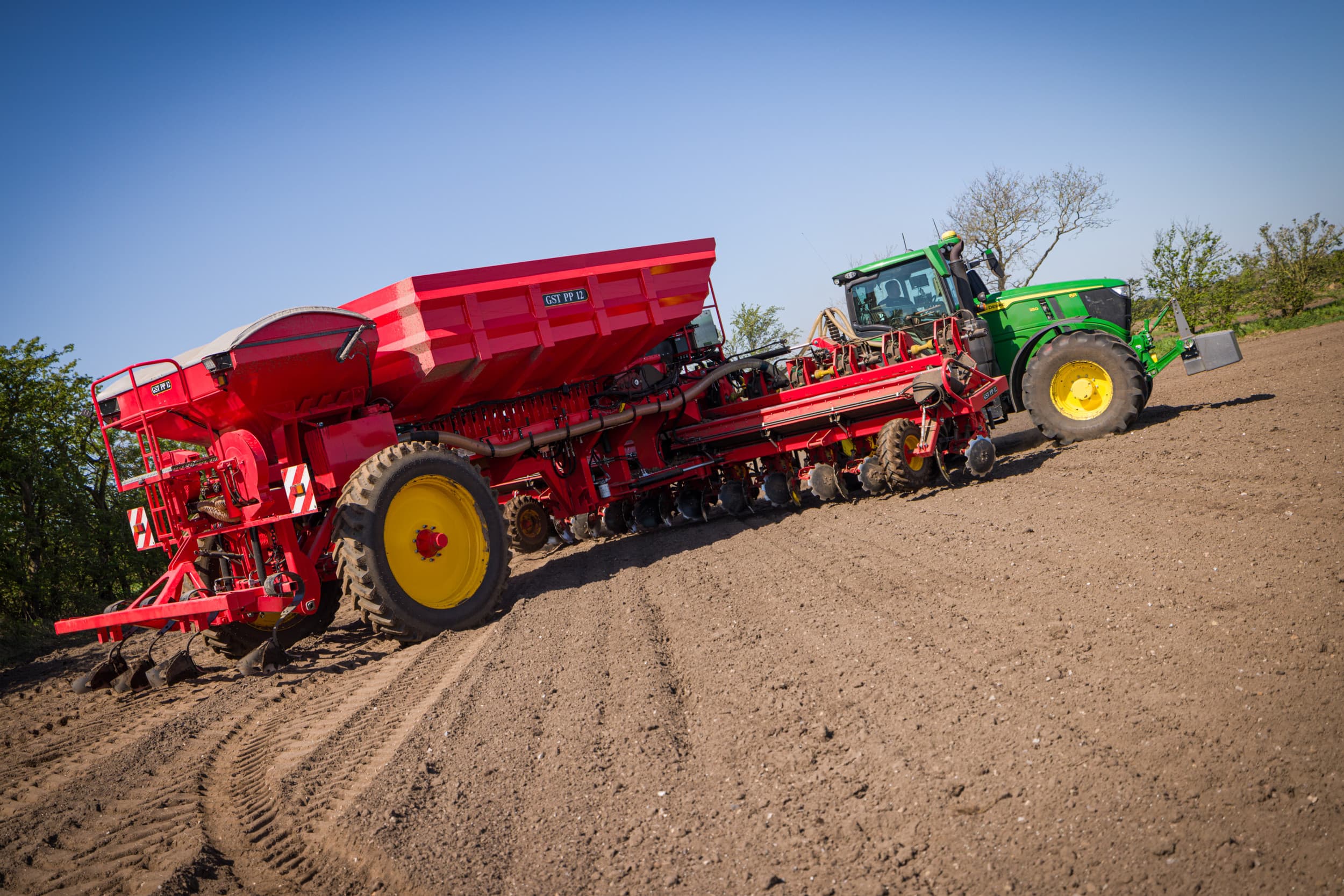 Akkerbouwer Knud Rosenlund in Zuid-Denemarken ontwikkelde een 12-rijge pootmachine. Hij poot daarmee dit jaar 50 hectare aardappelen per dag. - Foto’s: John Christensen (TraktorTech)