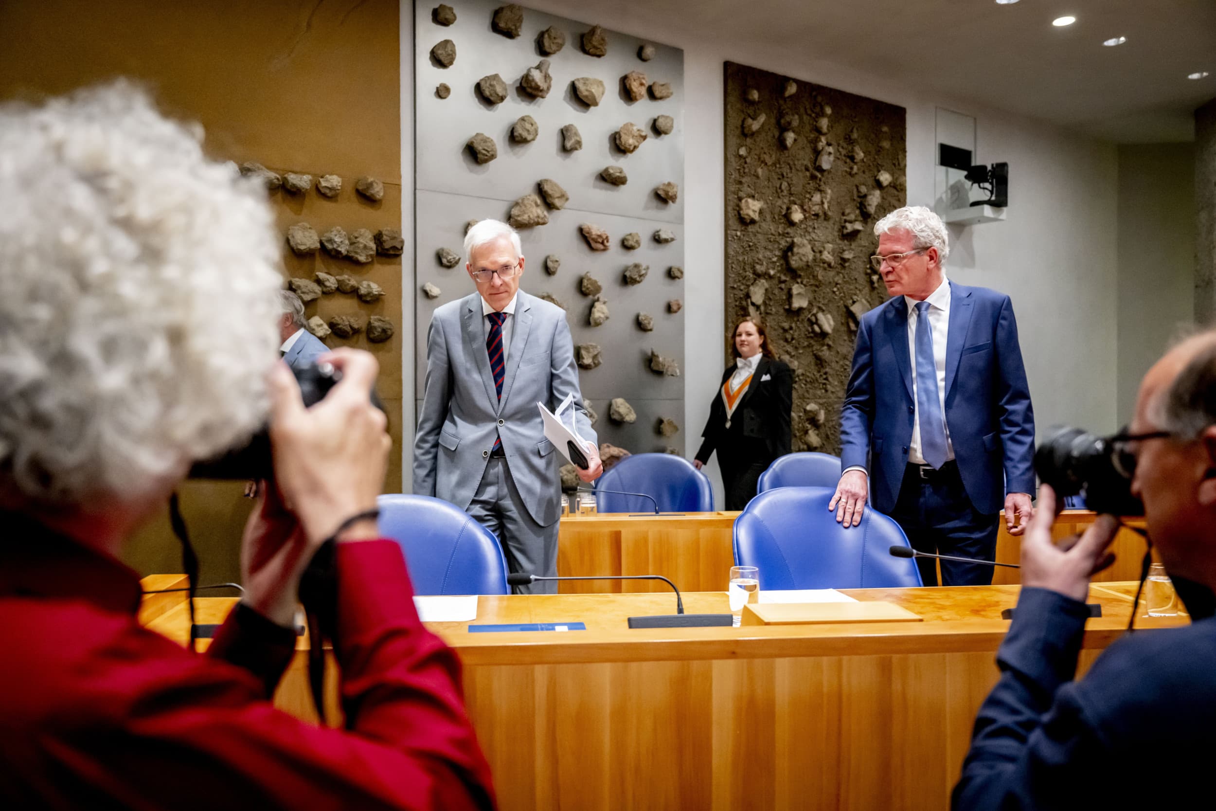 Informateurs Elbert Dijkgraaf en Richard van Zwol in de Tweede Kamer tijdens een debat over het hoofdlijnenakkoord. – Foto: ANP