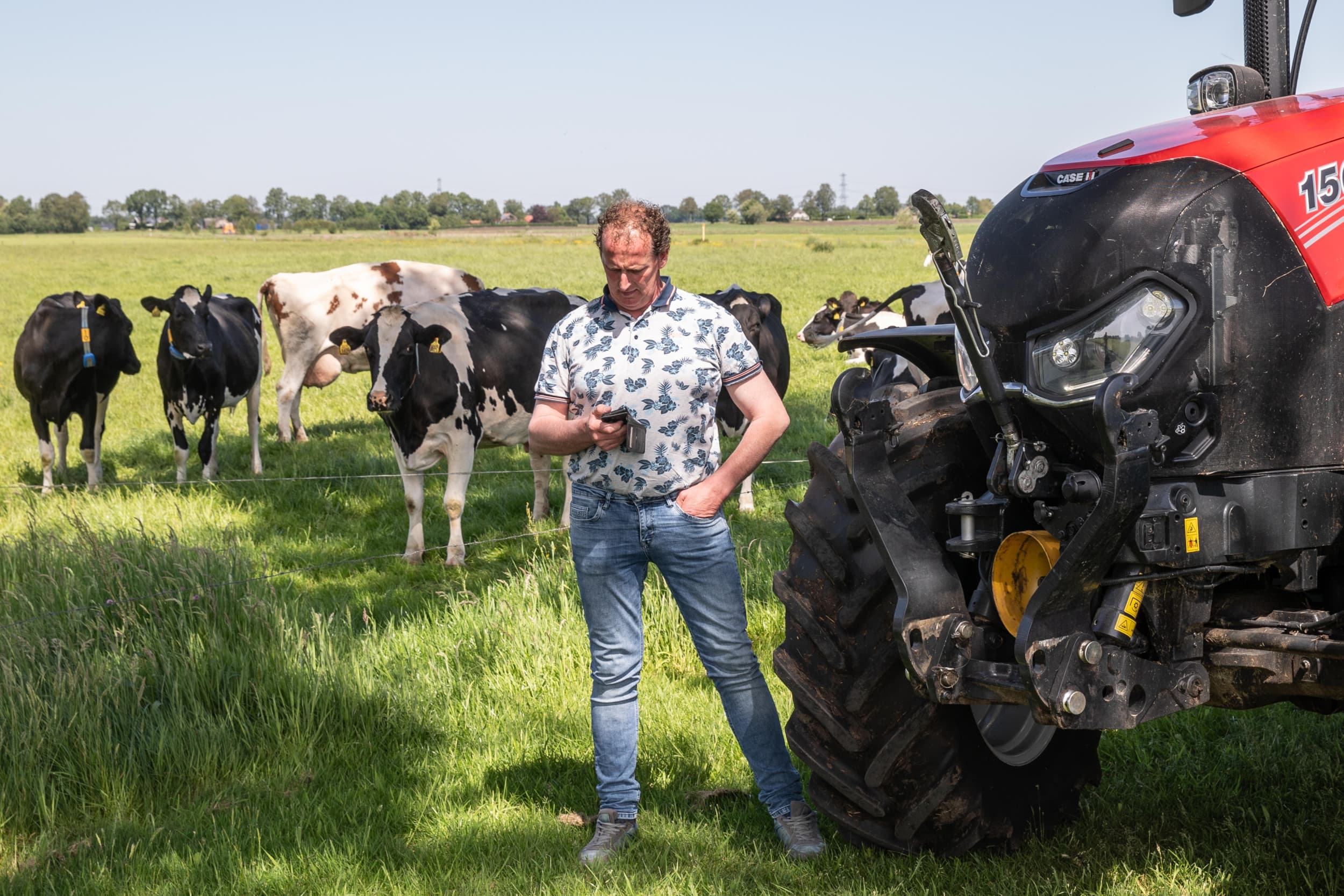 Gerrit Wermink (48) in Ommen (Ov.) houdt 54 melkkoeien op 35 hectare. Wet- en regelgeving zorgen bij hem regelmatig voor stress en spanning. Hij praat het van zich af, onder andere op social media. – Foto’s: Ronald Hissink